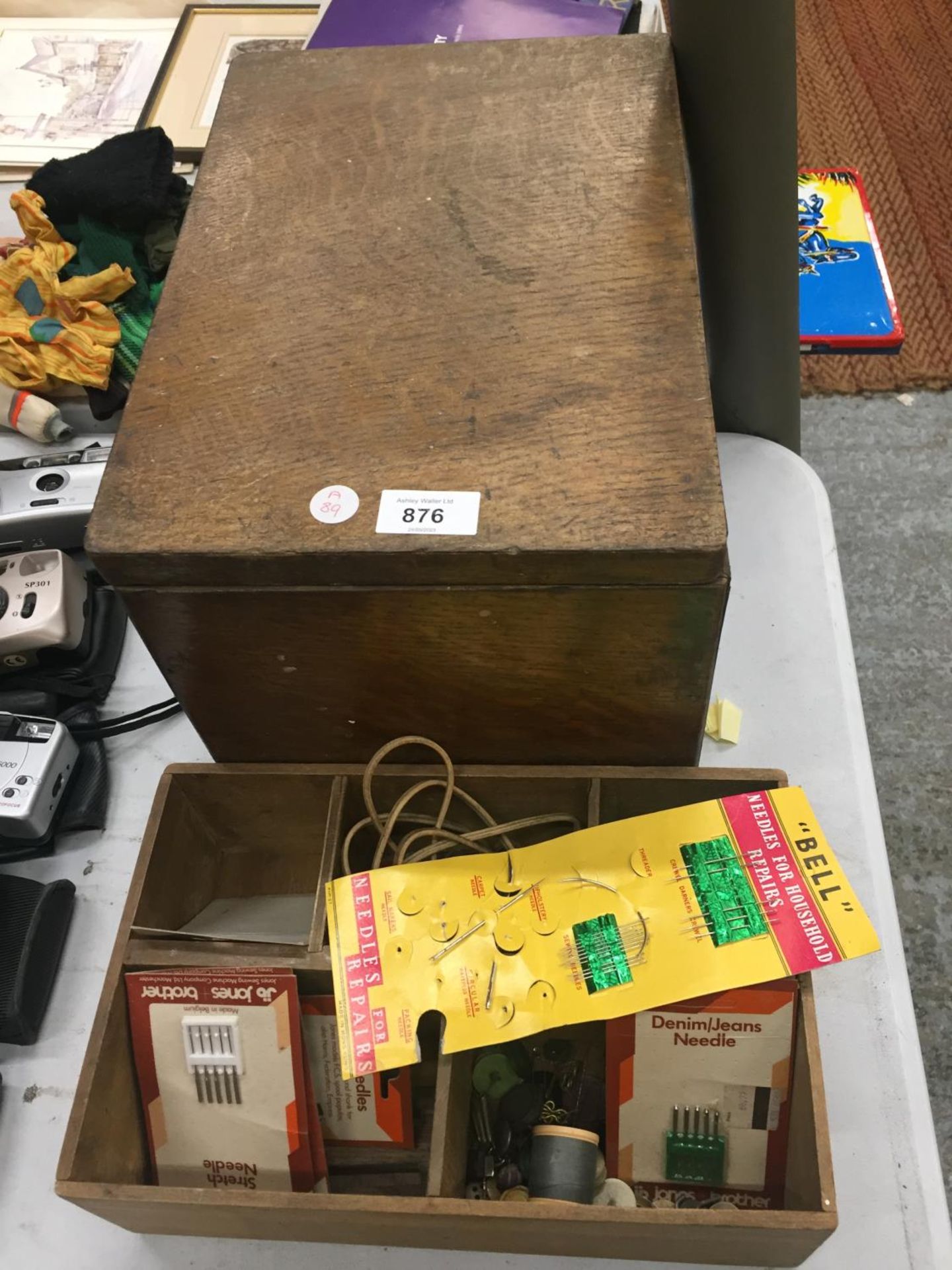 A VINTAGE MAHOGANY WORK BOX WITH UP LID AND INNER COMPARTMENT CONTAINING BUTTONS, NEEDLES, ETC