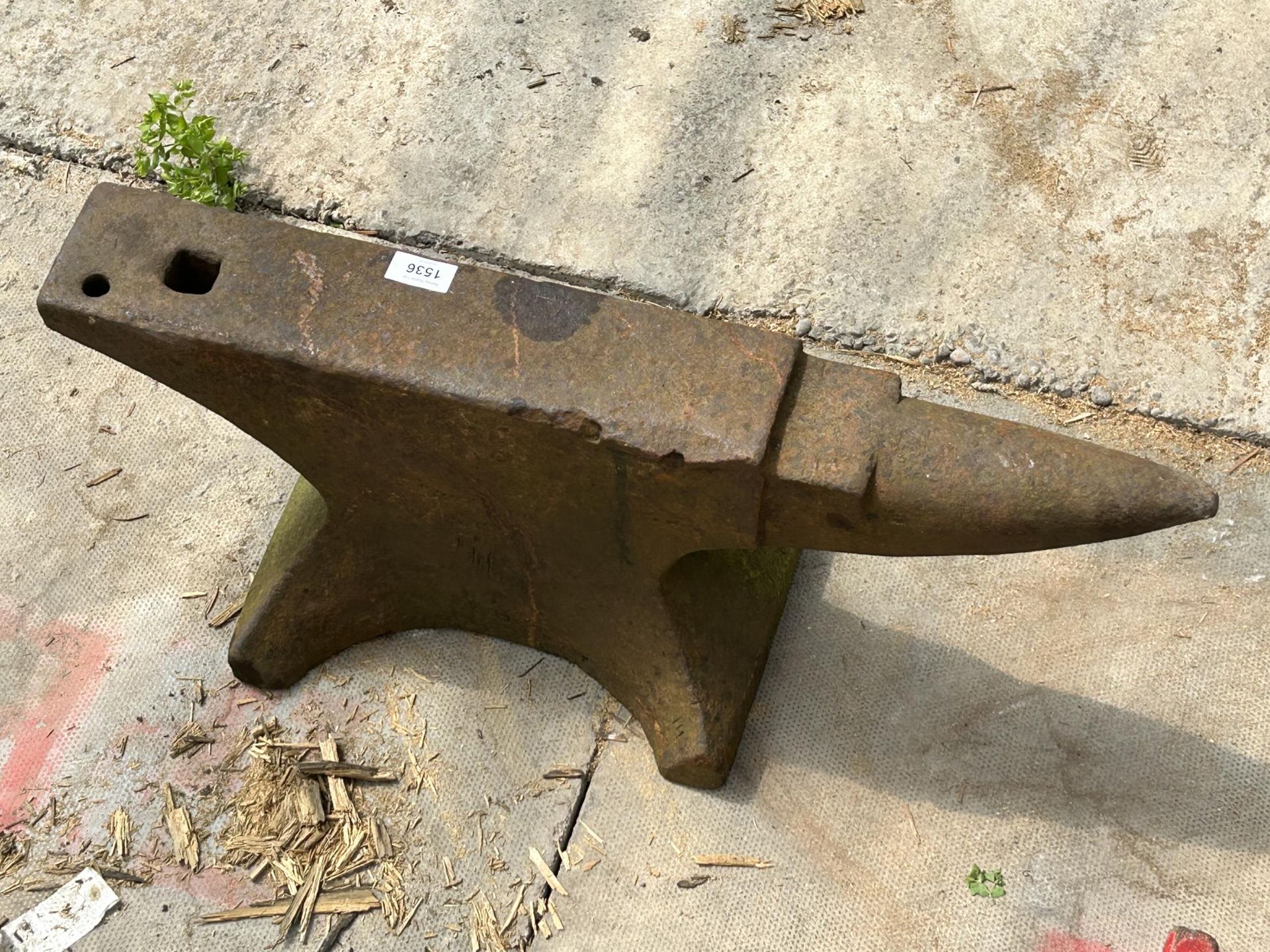 A VINTAGE CAST IRON BLACKSMITHS ANVIL (H:26CM L:68CM) - Image 4 of 4