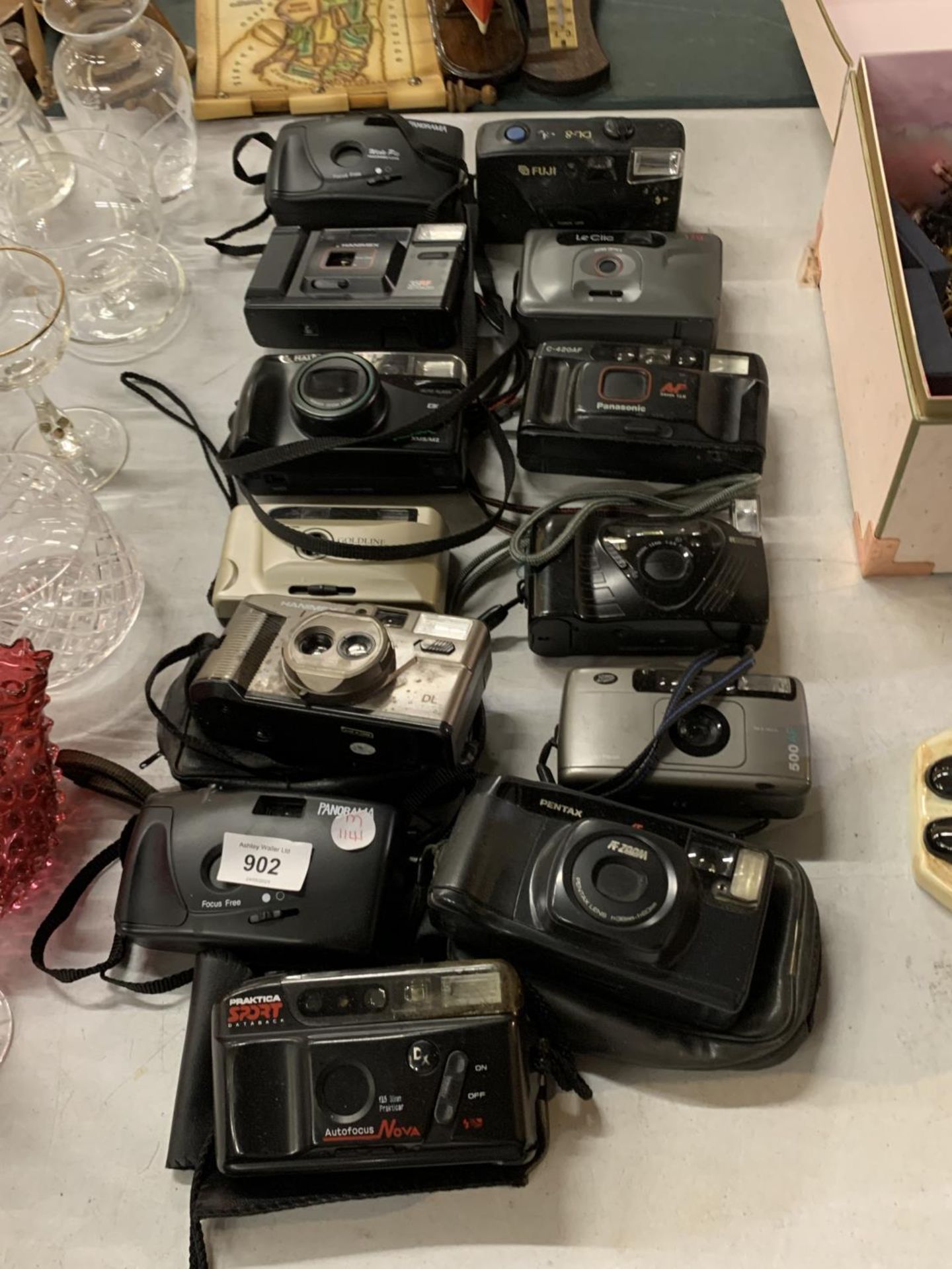 A COLLECTION OF VINTAGE CAMERAS TO INCLUDE PRAKTICA SPORT, PENTAX AF ZOOM, HANIMEX 35 DUAL LENS,