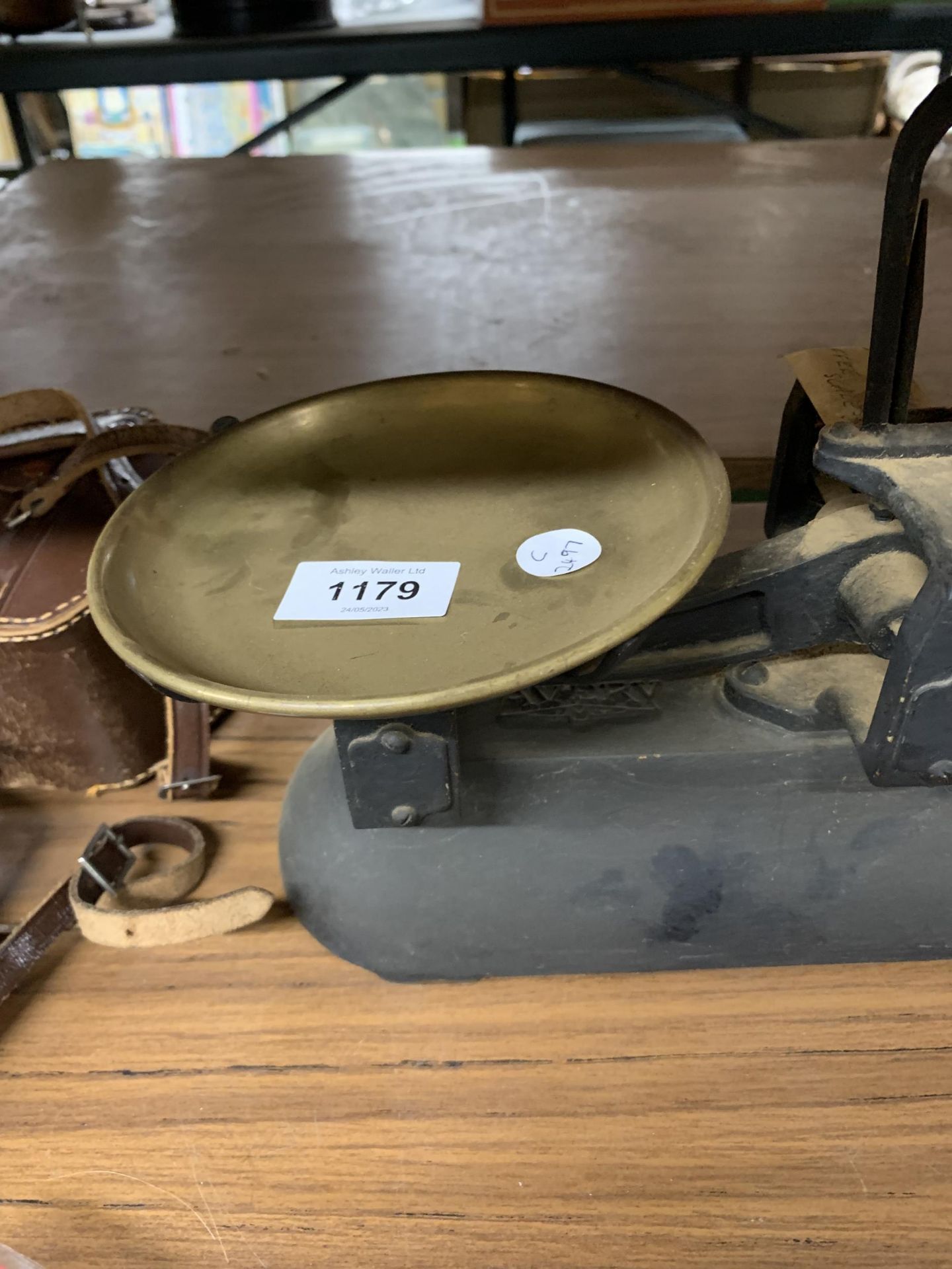 A VINTAGE AVERY SET OF WEIGHING SCALES - Image 2 of 4