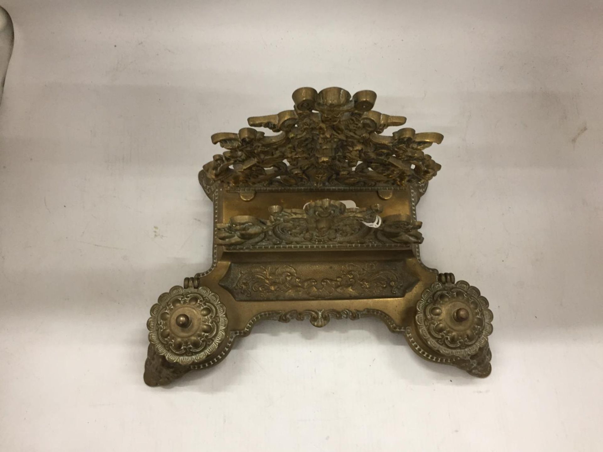 A VINTAGE BRASS DESK SET INCLUDING INKWELLS AND A LETTER RACK - Image 2 of 4