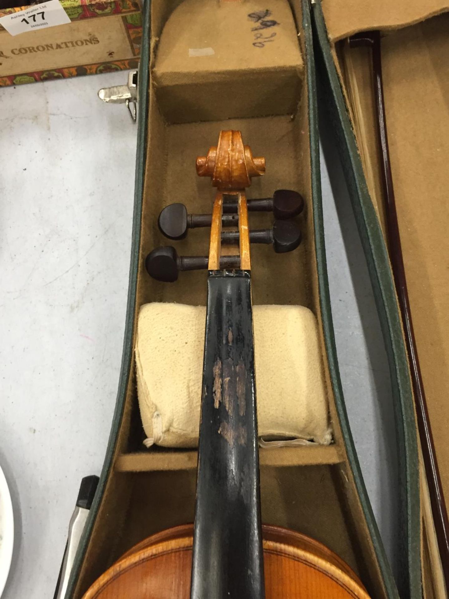 A VINTAGE CASED VIOLIN WITH BOW - Image 3 of 4