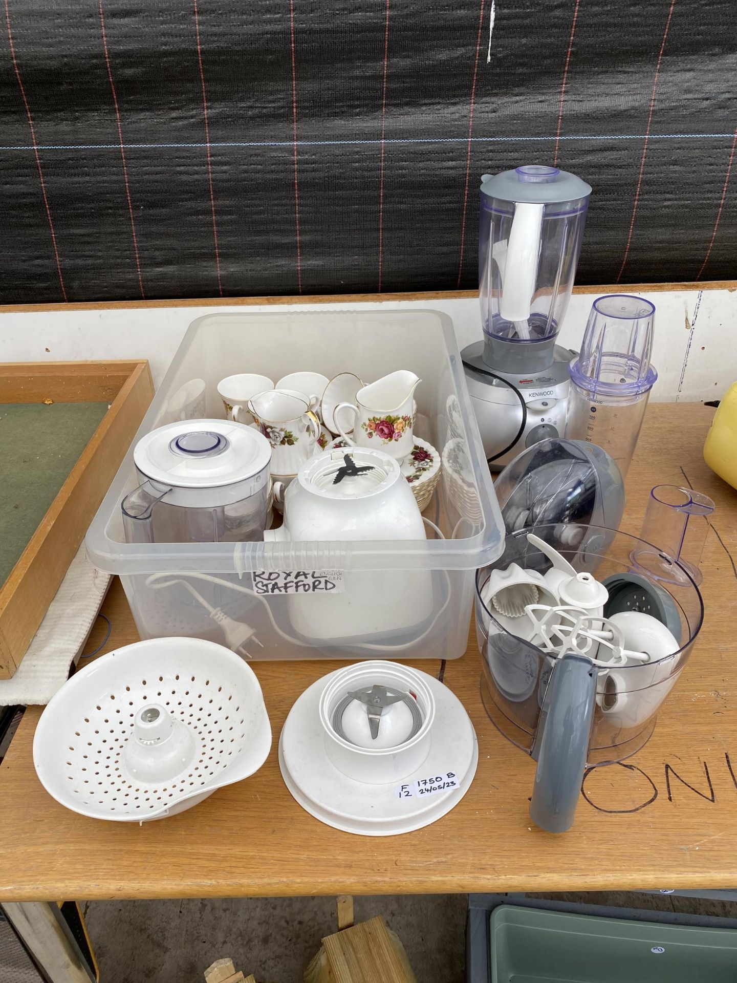 A MIXED LOT TO INCLUDE KENWOOD BLENDER, CHINA ETC