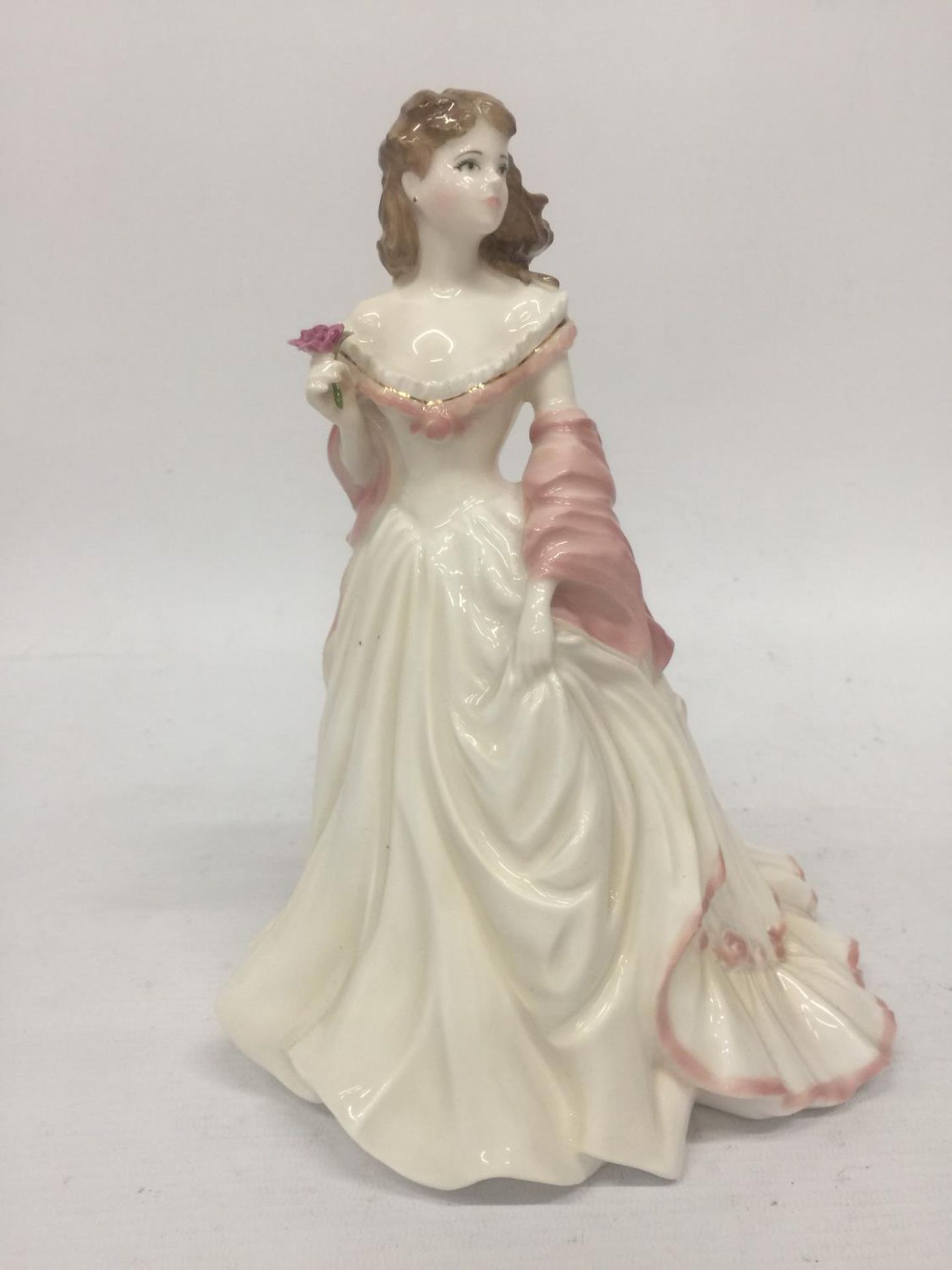 A ROYAL WORCESTER FIGURINE "GLYNDEBOURNE HIGH SOCIETY" MODELLED BY JACK GLYNN - 23.5 CM