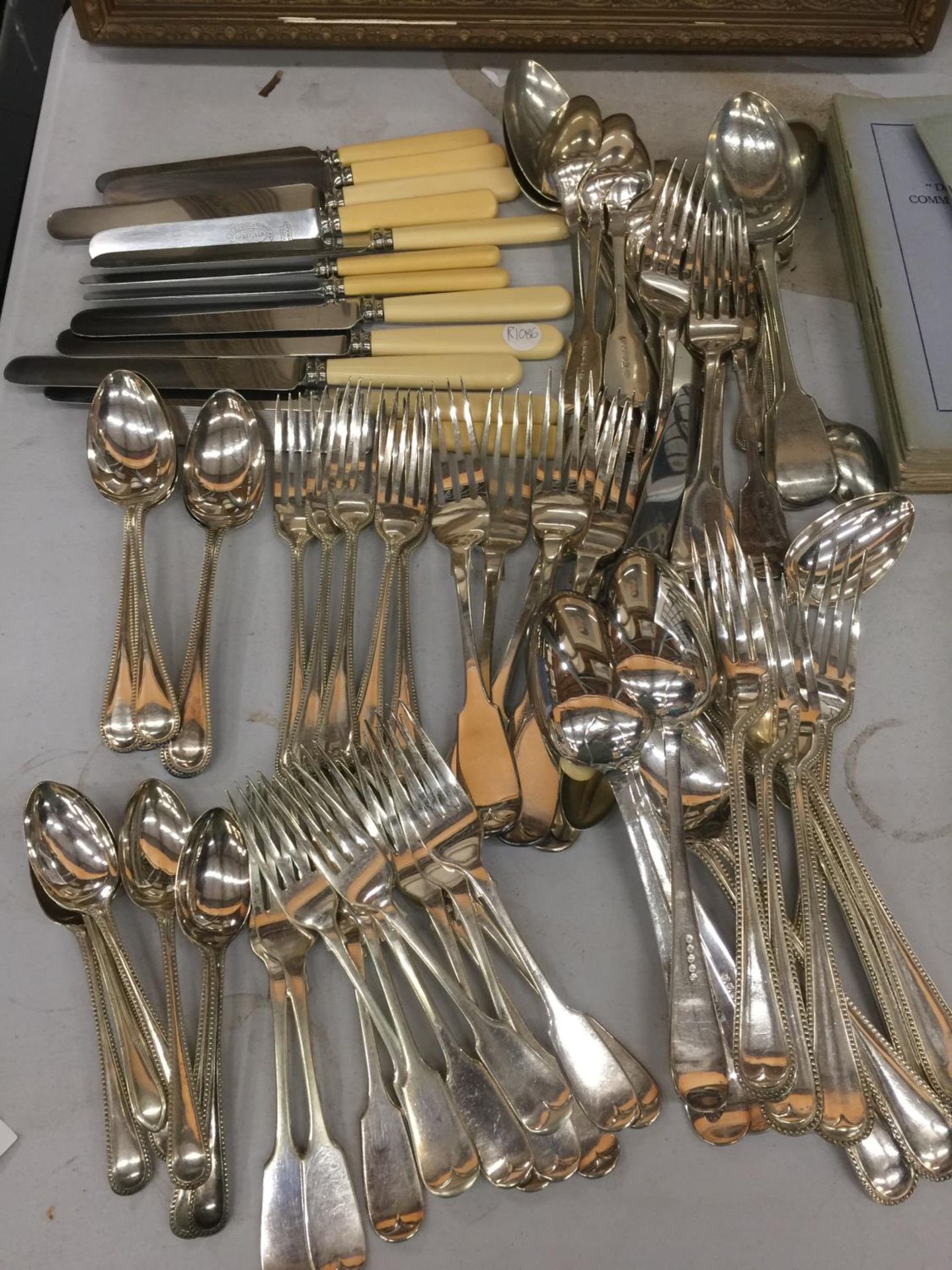 A LARGE QUANTITY OF VINTAGE FLATWARE