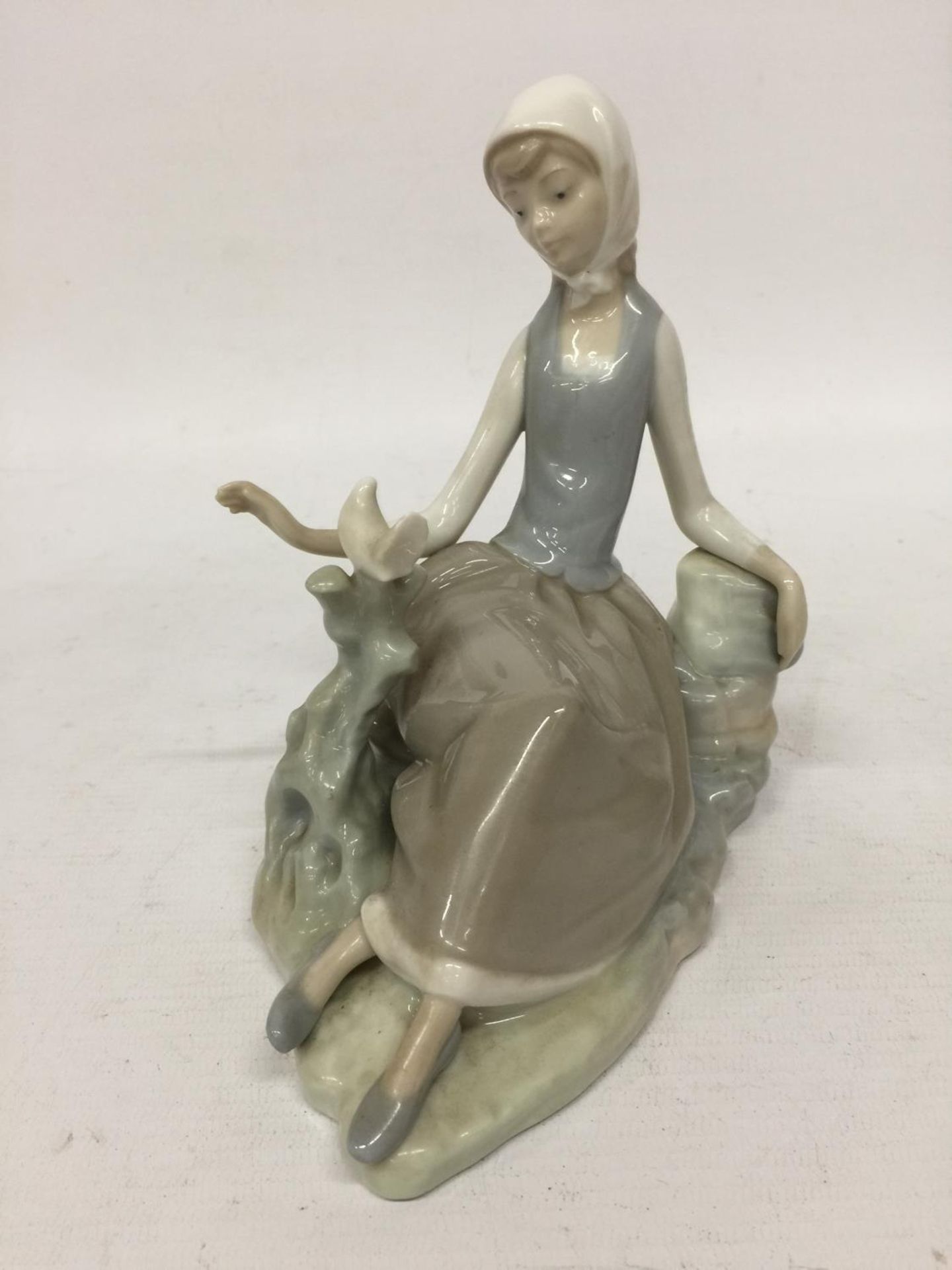 A LLADRO FIGURINE - SHEPHERDESS WITH DOVE - 17 CM - Image 2 of 5