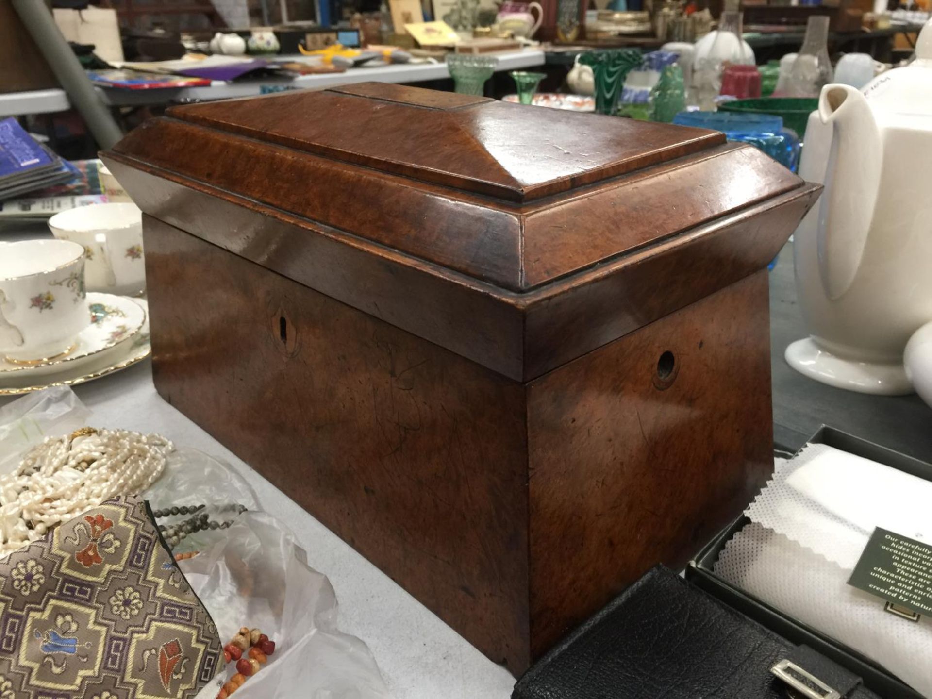 A VICTORIAN BURR MAPLE TEA CADDY, 35 X 18CM - Image 2 of 4