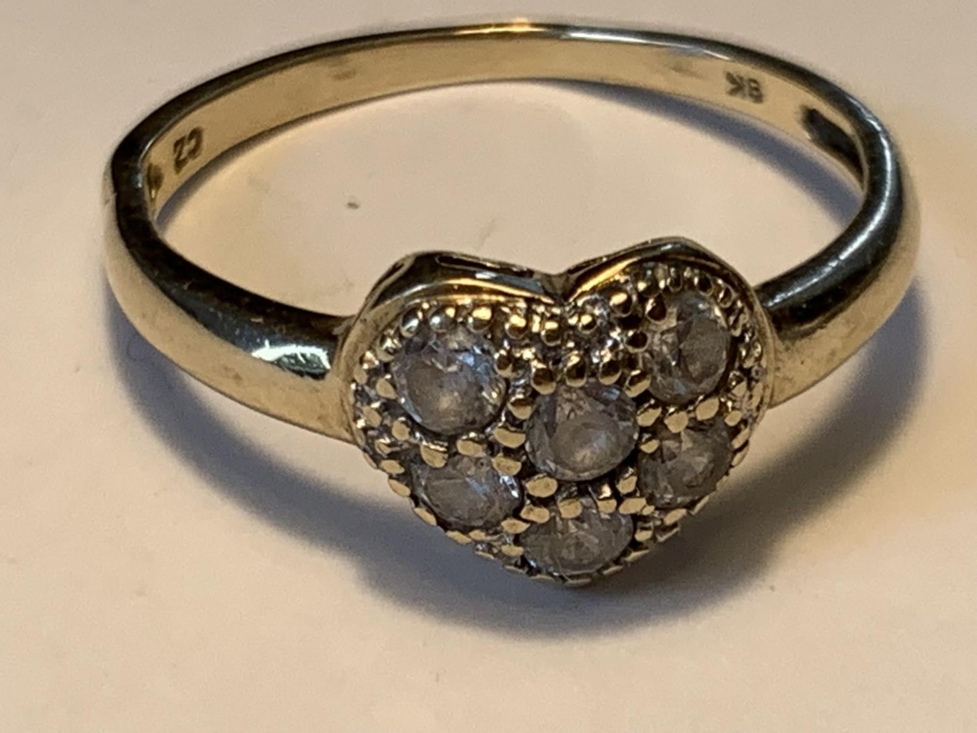 A 9 CARAT GOLD HEART SHAPED RING WITH CUBIC ZICINIA STONES SIZE Q