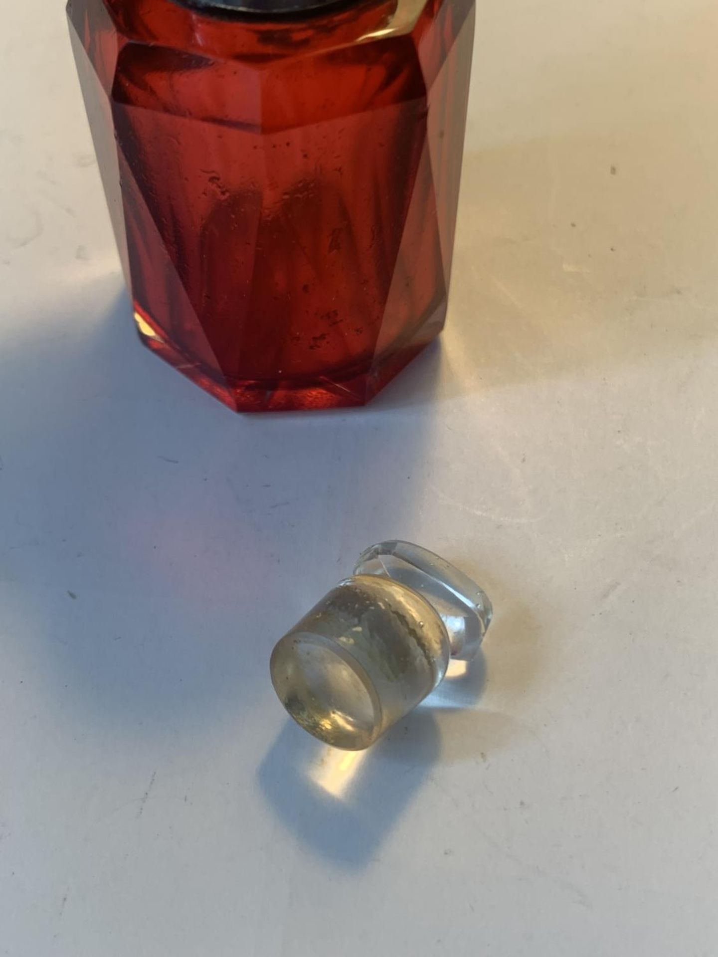 A CRANBERRY GLASS PERFUME BOTTLE WITH HALLMARKED BIRMINGHAM SILVER TOP AND GLASS STOPPER - Bild 3 aus 4