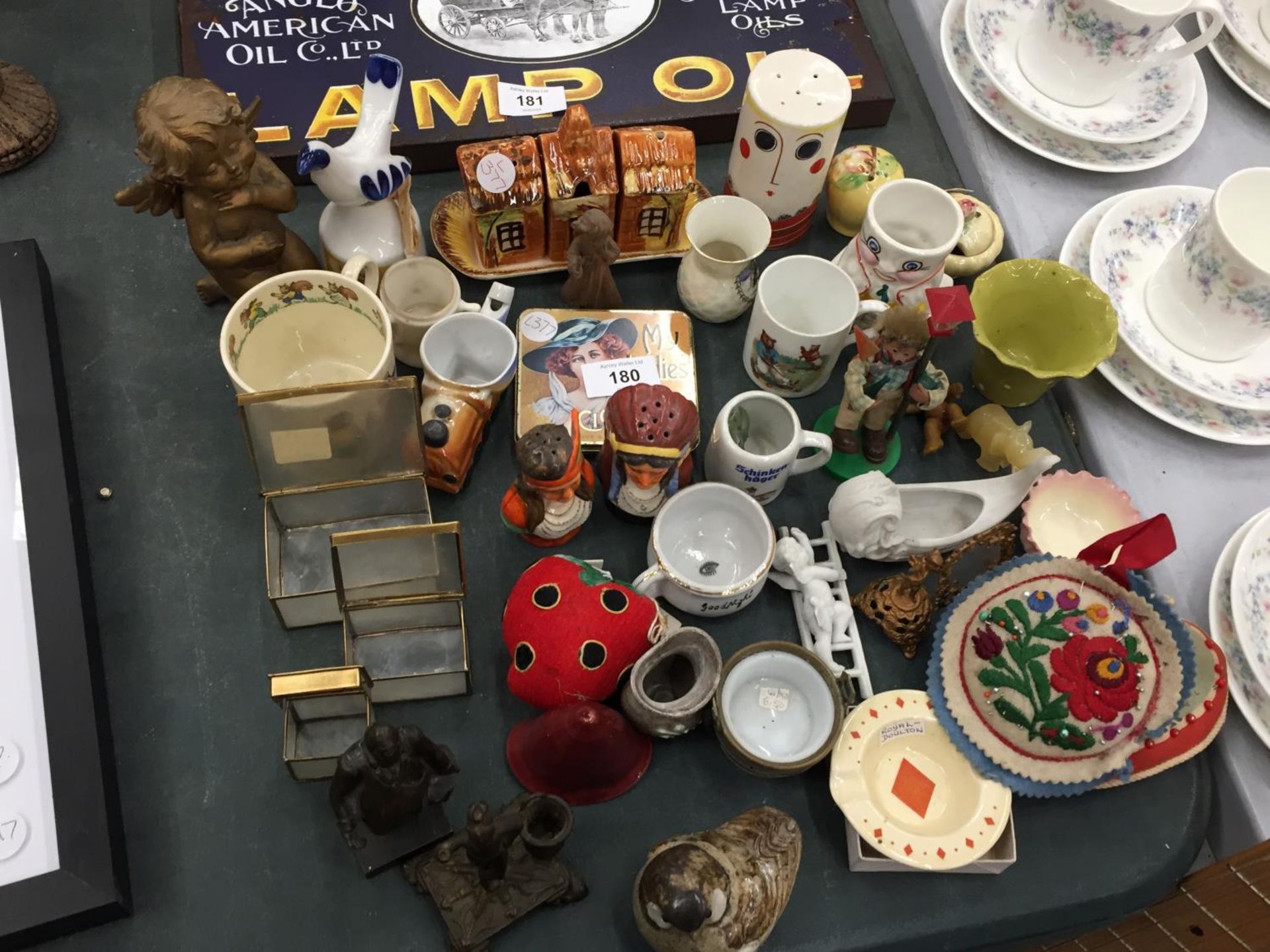 A MIXED LOT TO INCLUDE A CARLTON WARE 'FACE' PEPPER POT, SMALL CUPS AND MUGS, METAL FIGURES, A - Image 5 of 5