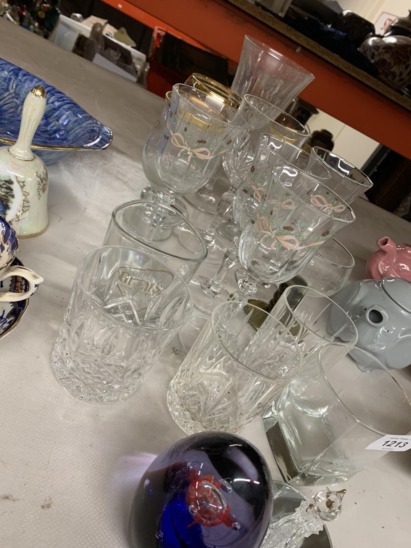 A QUANTITY OF GLASSES TO INCLUDE WINE, TUMBLERS, A PAPERWEIGHT, A CAT, ETC - Image 2 of 5