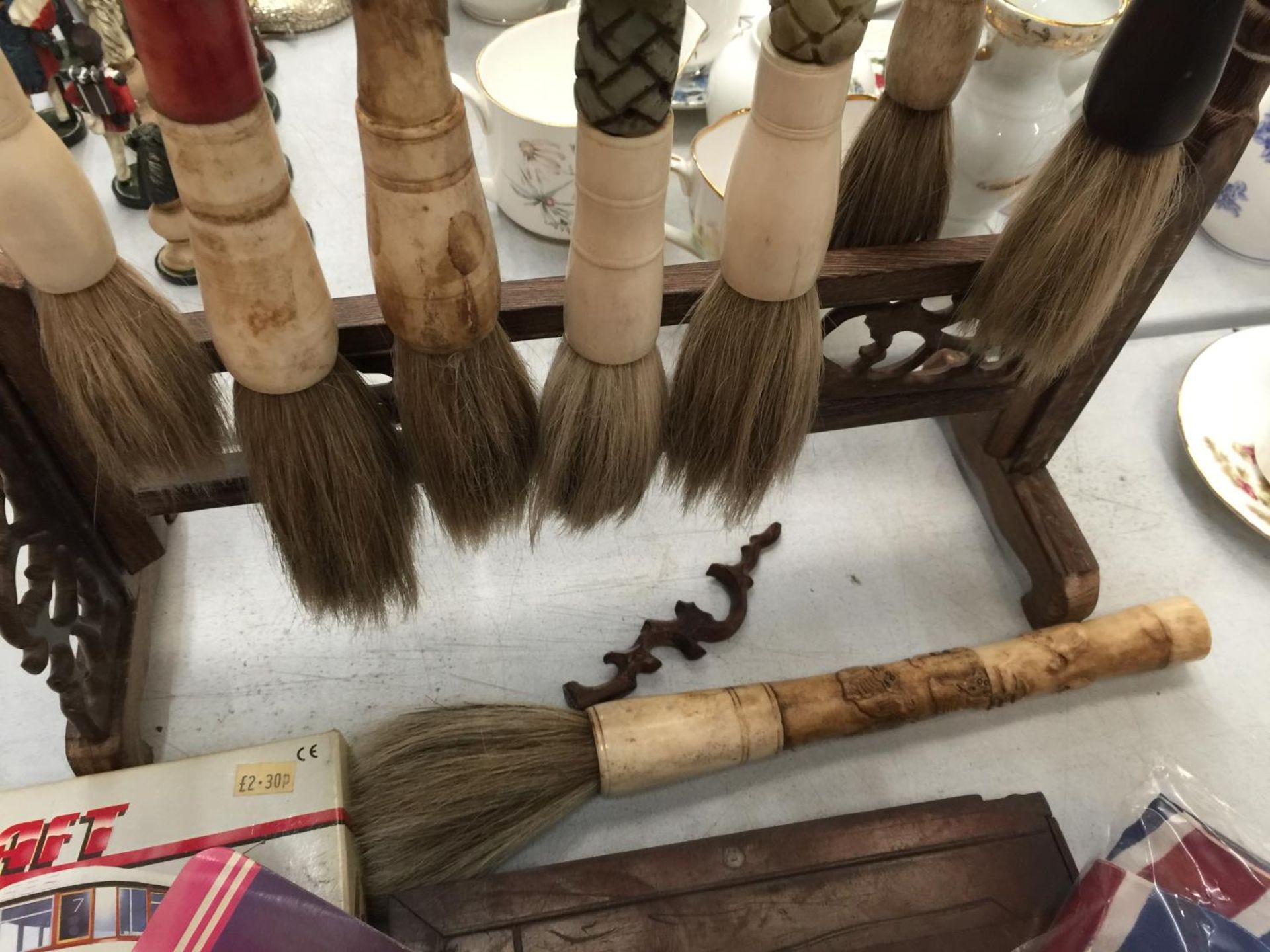 A VINTAGE ORIENTAL CALLIGRAPHY SET WITH STAND AND BRUSHES - Image 6 of 6