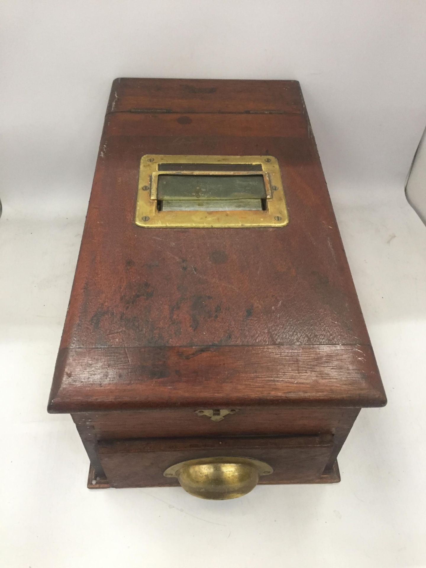 A VINTAGE OAK CASH REGISTER WITH CASH REGISTER