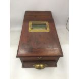 A VINTAGE OAK CASH REGISTER WITH CASH REGISTER