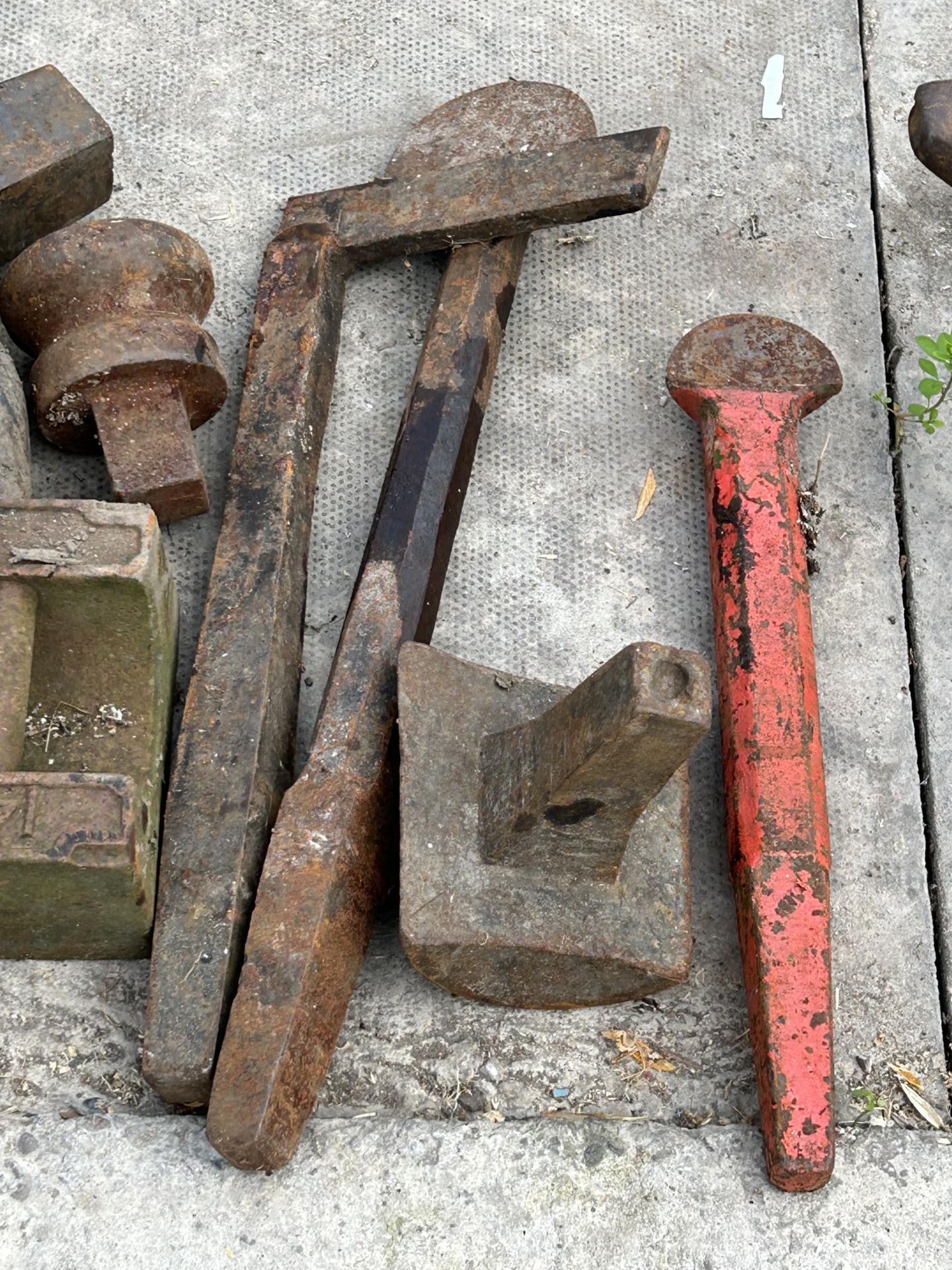 AN ASSORTMENT OF VINTAGE CAST IRON FORGING TOOLS - Image 2 of 4