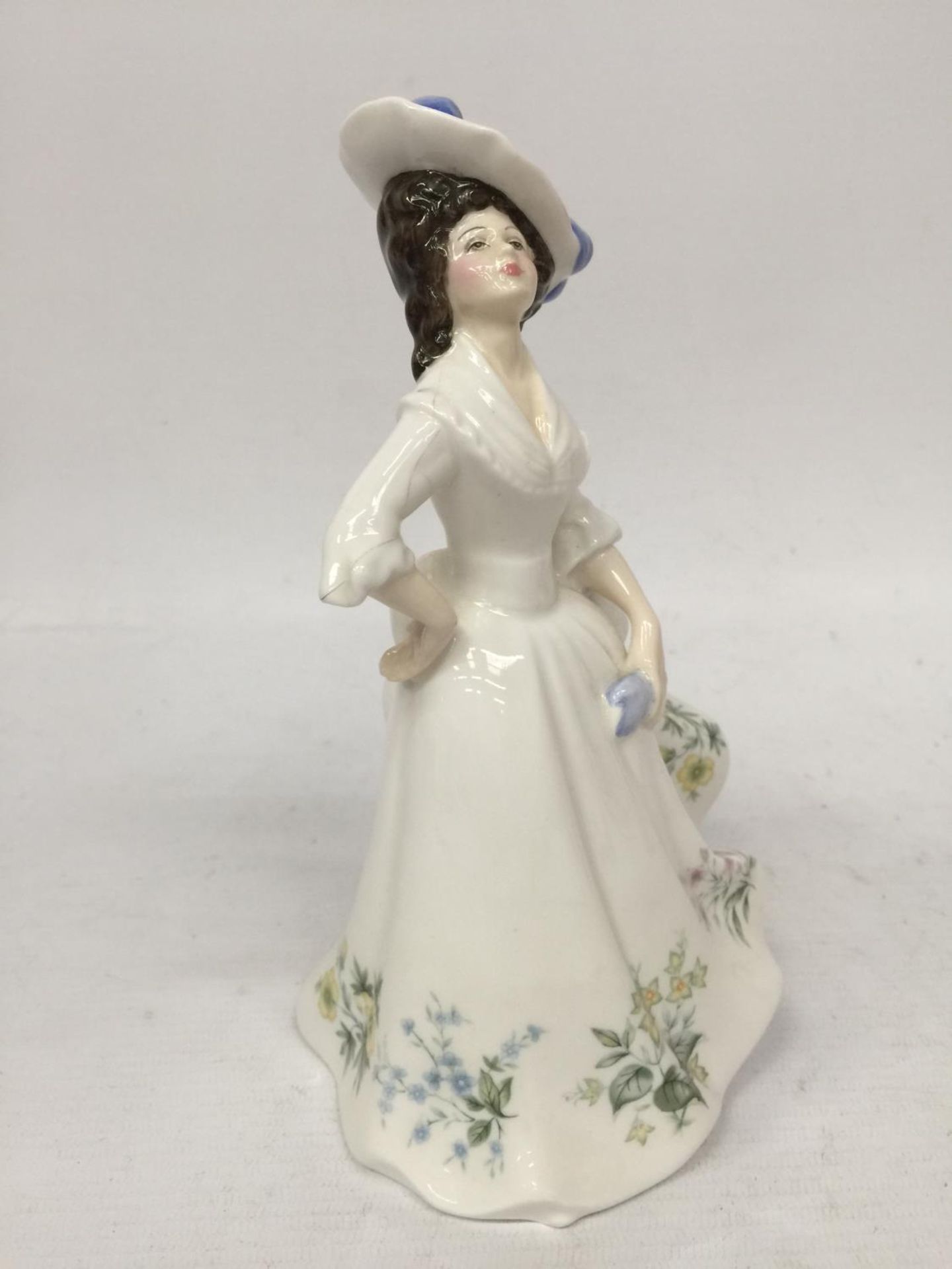 A ROYAL DOULTON FIGURINE "ADELE" - 21 CM (SECONDS) A/F - Image 2 of 4