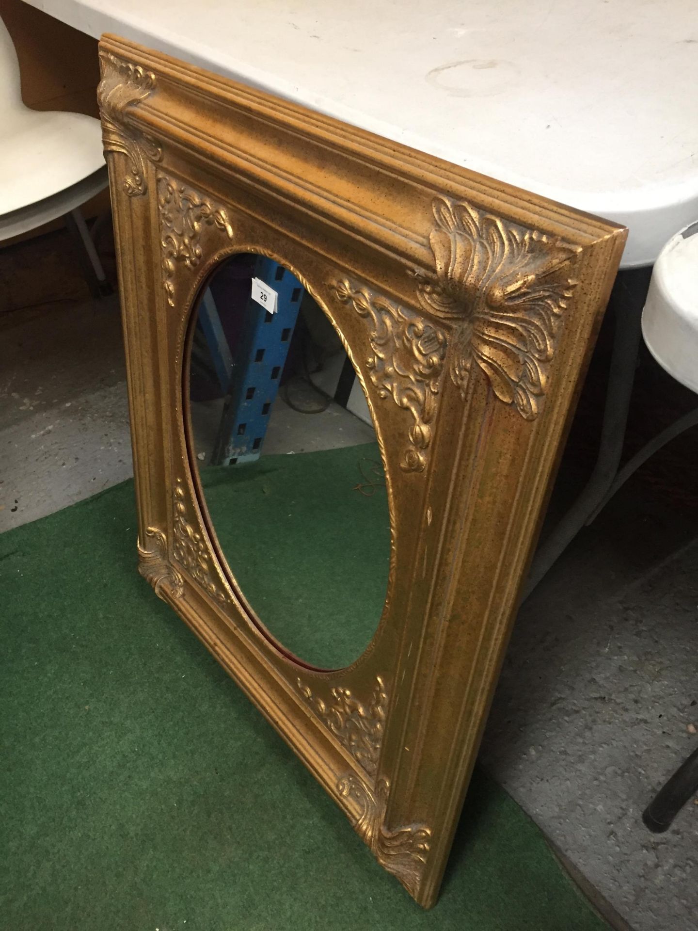 A DECORATIVE GILT FRAMED MIRROR - Image 3 of 3