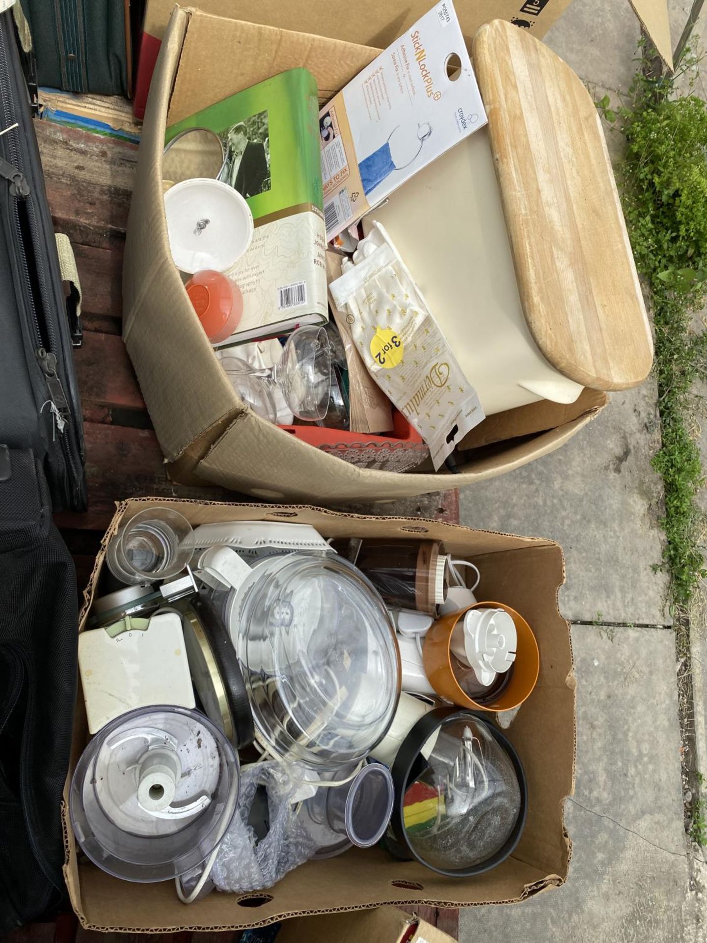 AN ASSORTMENT OF HOUSEHOLD CLEARANCE ITEMS TO INCLUDE GLASS WARE AND PRINTS ETC - Bild 2 aus 3