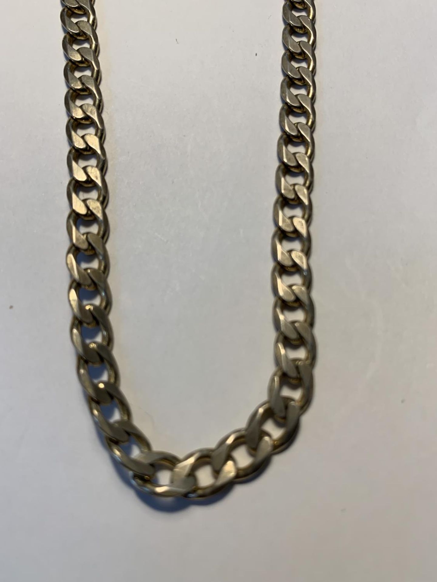 A 9 CARAT GOLD FLAT LINK NECKLACE LENGTH 75 CM GROSS WEIGHT 30.79 GRAMS WITH A PRESENTATION BOX - Image 2 of 3