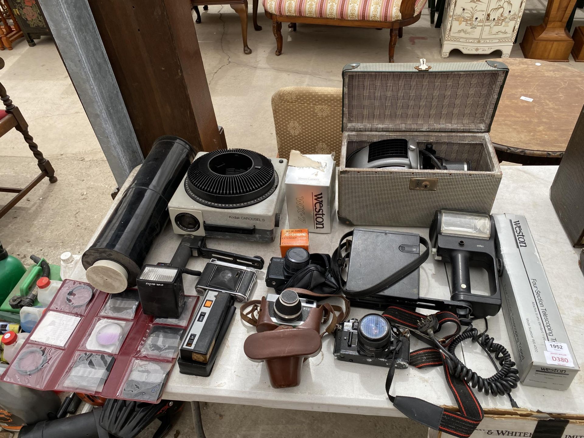 A MIXED GROUP OF CAMERAS AND EQUIPMENT, KODAKCAROUSEL ETC