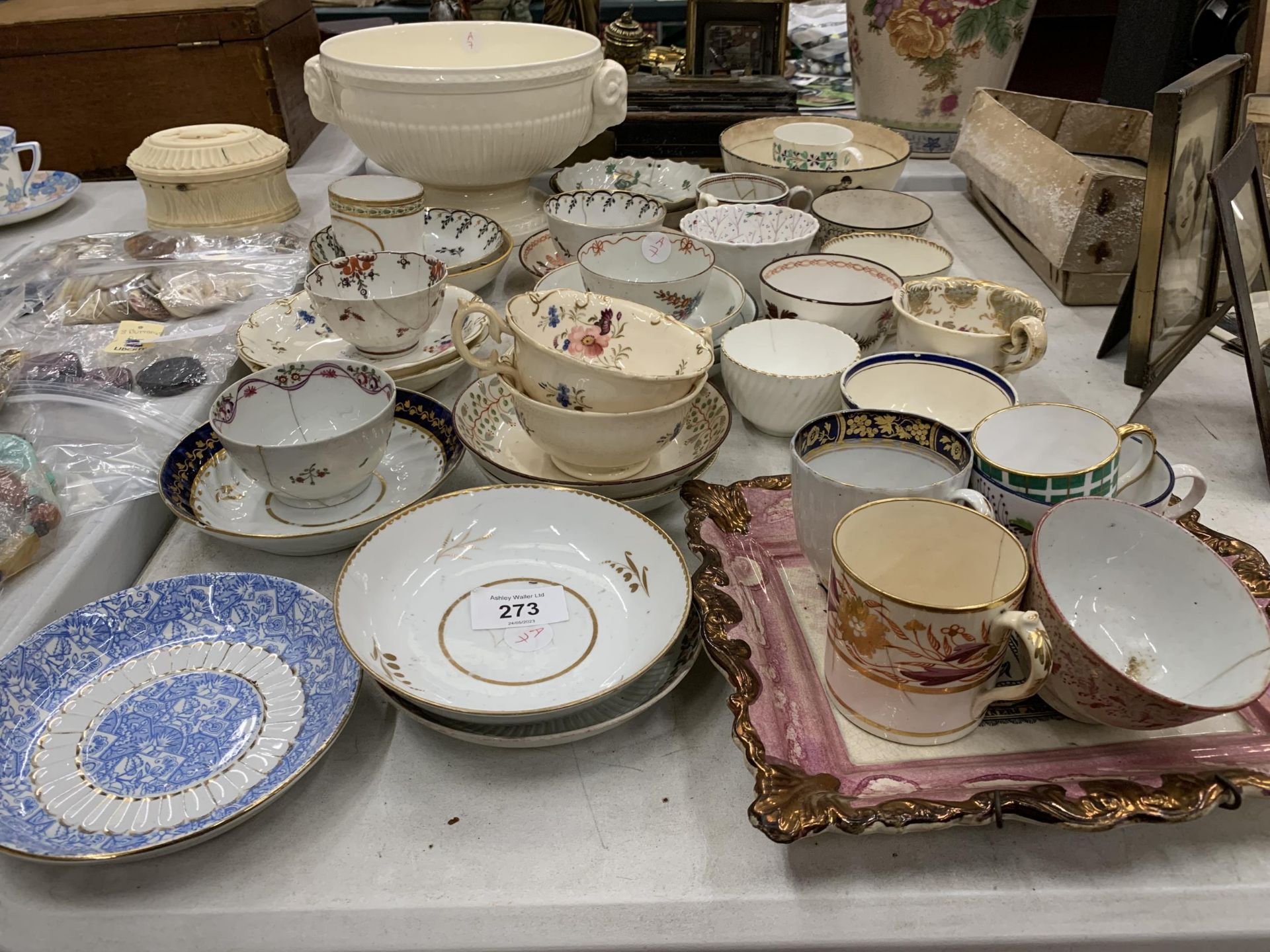 A LARGE COLLECTION OF 19TH CENTURY PORCELAIN, TEA BOWLS, SAUCERS, WEDGWOOD CREAMWARE BOWL ETC - Image 3 of 6