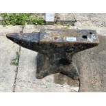 A SMALL VINTAGE CAST IRON BLACKSMITHS ANVIL (H:20CM L:37CM)