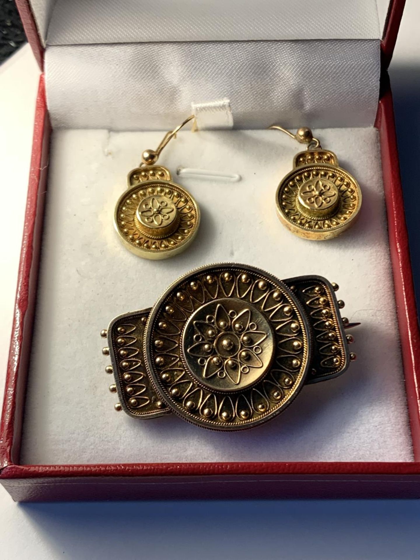 A 15 CARAT GOLD EARRING AND BROOCH SET IN A PRESENTATION BOX GROSS WEIGHT 18.5 GRAMS