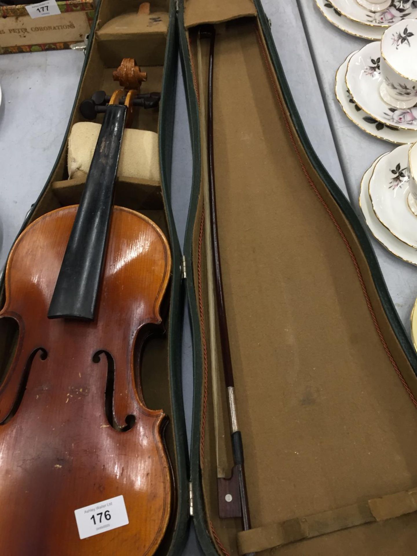 A VINTAGE CASED VIOLIN WITH BOW - Image 4 of 4