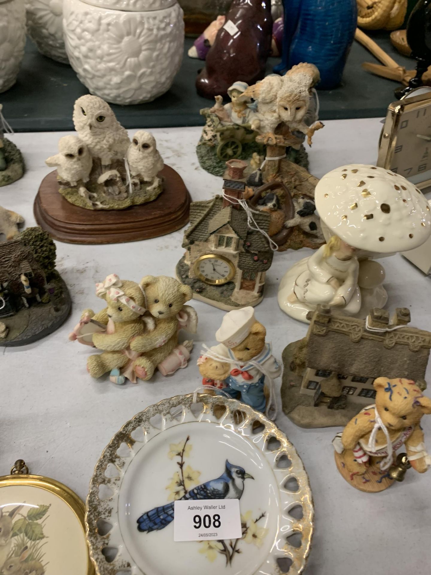 A LARGE QUANTITY OF FIGURINES TO INCLUDE ANIMALS, COTTAGES, BIRDS, ETC - Image 5 of 6