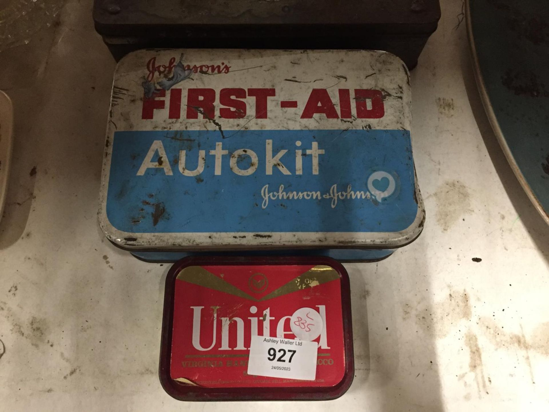 FOUR VINTAGE TINS TO INCLUDE A JOHNSON'S FIRST AID AUTOKIT WITH CONTENTS - Image 2 of 3