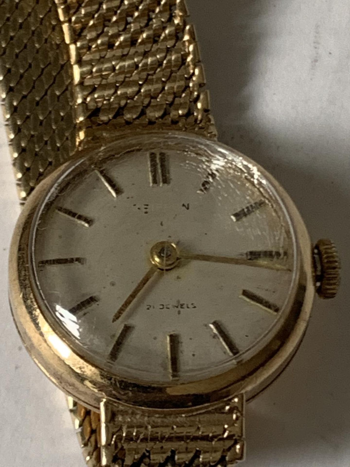 A LADIES VINTAGE 9 CARAT GOLD WRIST WATCH WITH 9 CARAT GOLD STRAP GROSS WEIGHT 16.86 GRAMS - Image 4 of 4