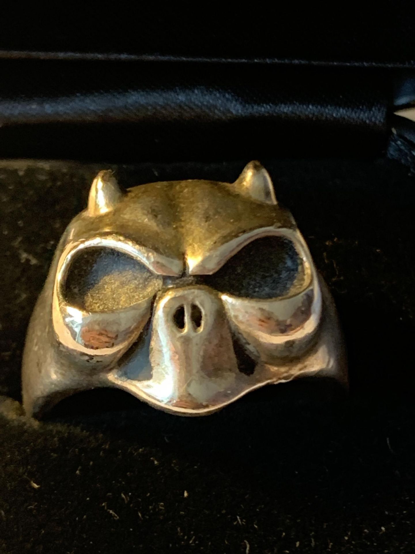 A LARGE SKULL RING IN A PRESENTATION BOX - Image 2 of 3