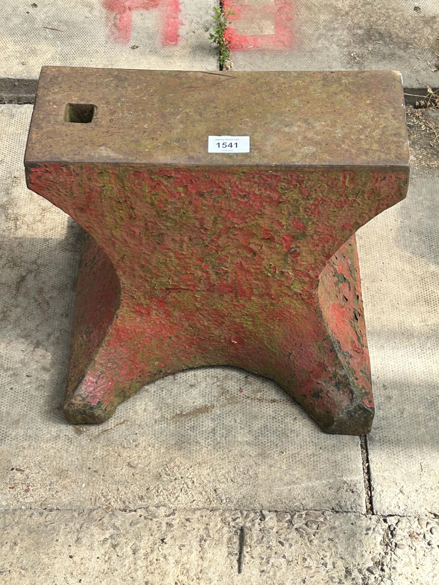 A VINTAGE CAST IRON SAWYERS BLACKSMITHS ANVIL (H:31CM L:35.5CM)