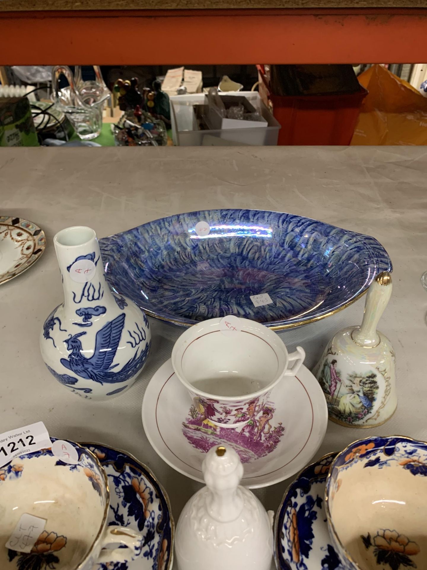 A MIXED LOT OF CERAMICS, CHINESE BLUE AND WHITE VASES ETC - Image 2 of 4