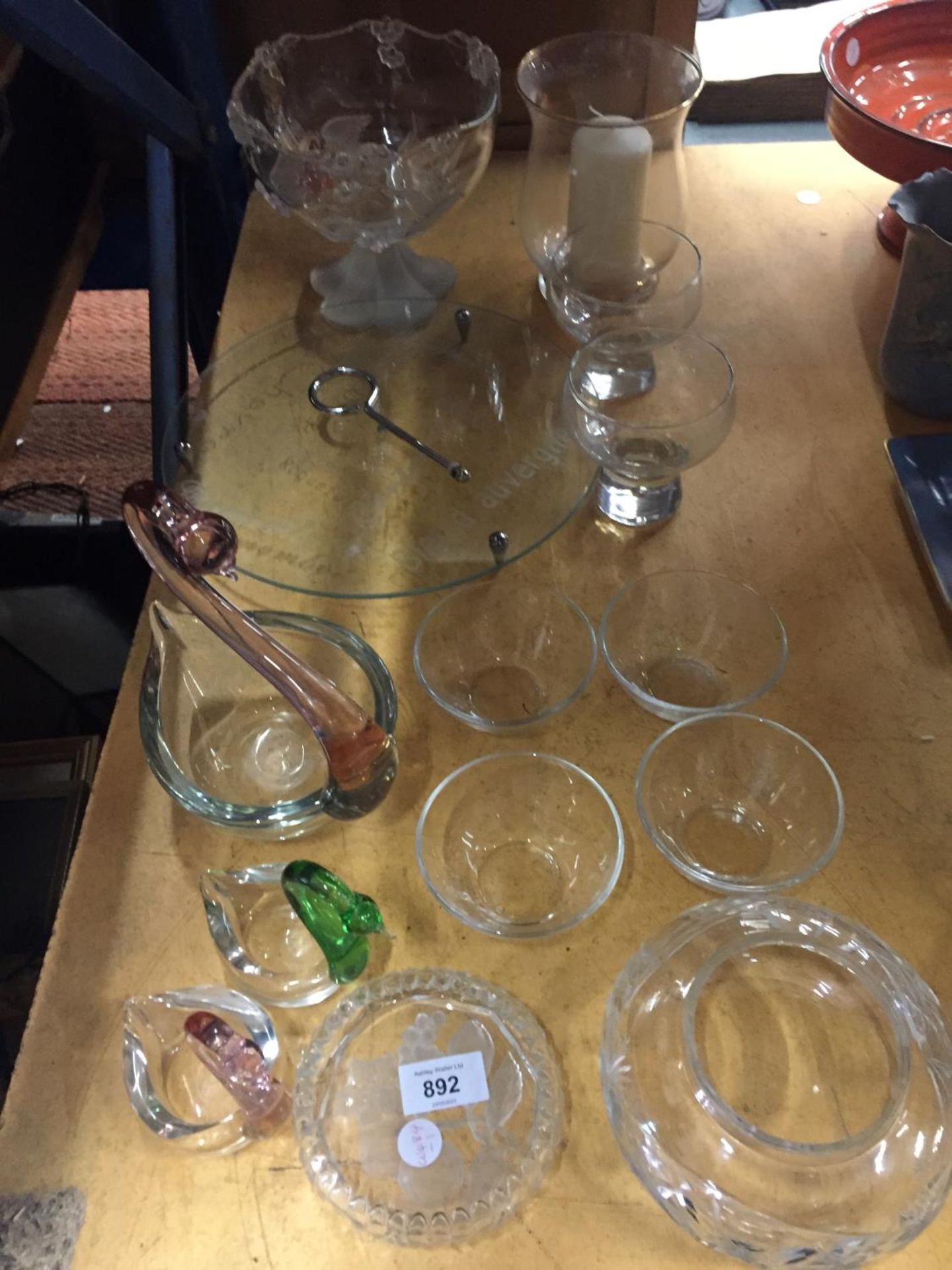 A QUANTITY OF GLASSWARE TO INCLUDE A FOOTED BOWL, CANDLE HOLDER, DISHES, SWAN BOWLS, ETC