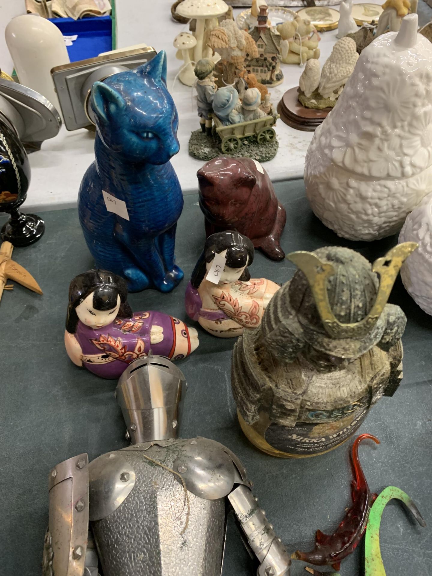 A QUANTITY OF ITEMS TO INCLUDE CERAMIC CATS, A KNIGHT, JAPANESE STYLE FIGURES, ETC - Image 3 of 4