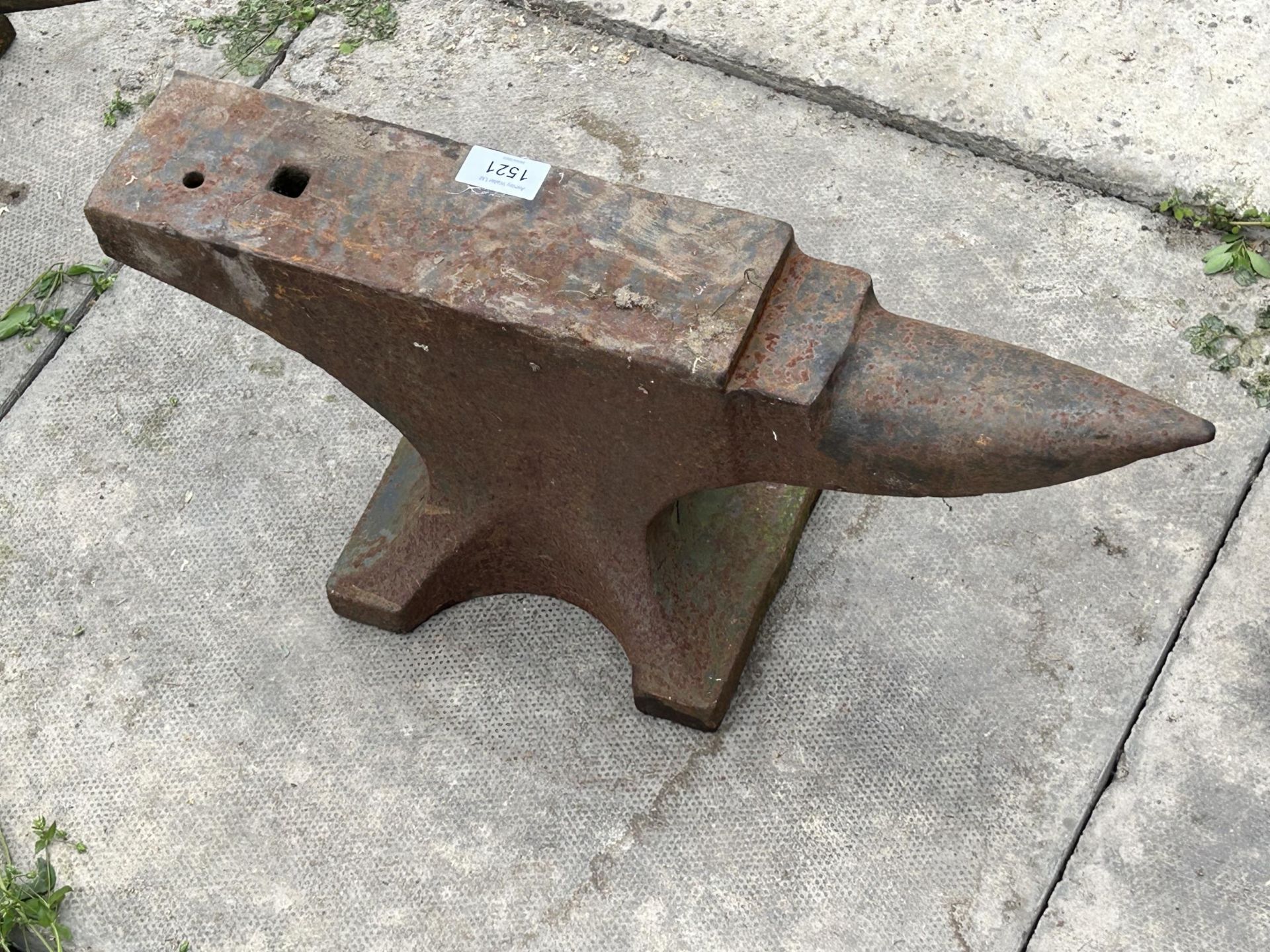 A SMALL VINTAGE CAST IRON BLACKSMITHS ANVIL (H:22CM L:51CM) - Image 4 of 4