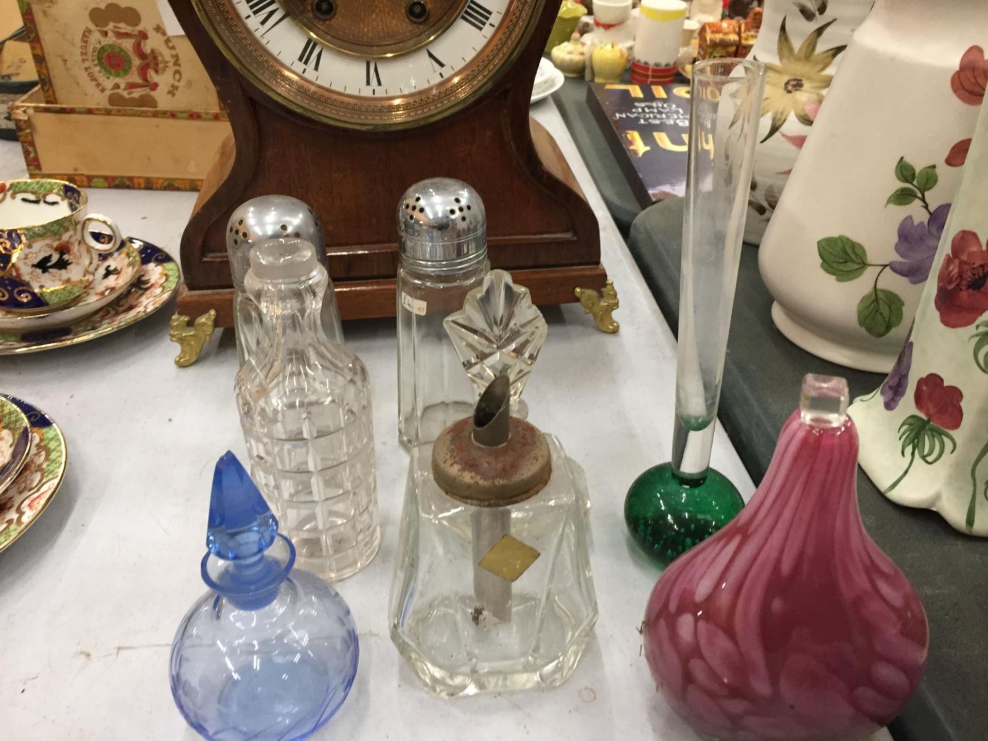 A COLLECTION OF VINTAGE GLASSWARE TO INCLUDE SCENT BOTTLES, CRUET SET, SUGARSHAKERS, A - Image 5 of 5