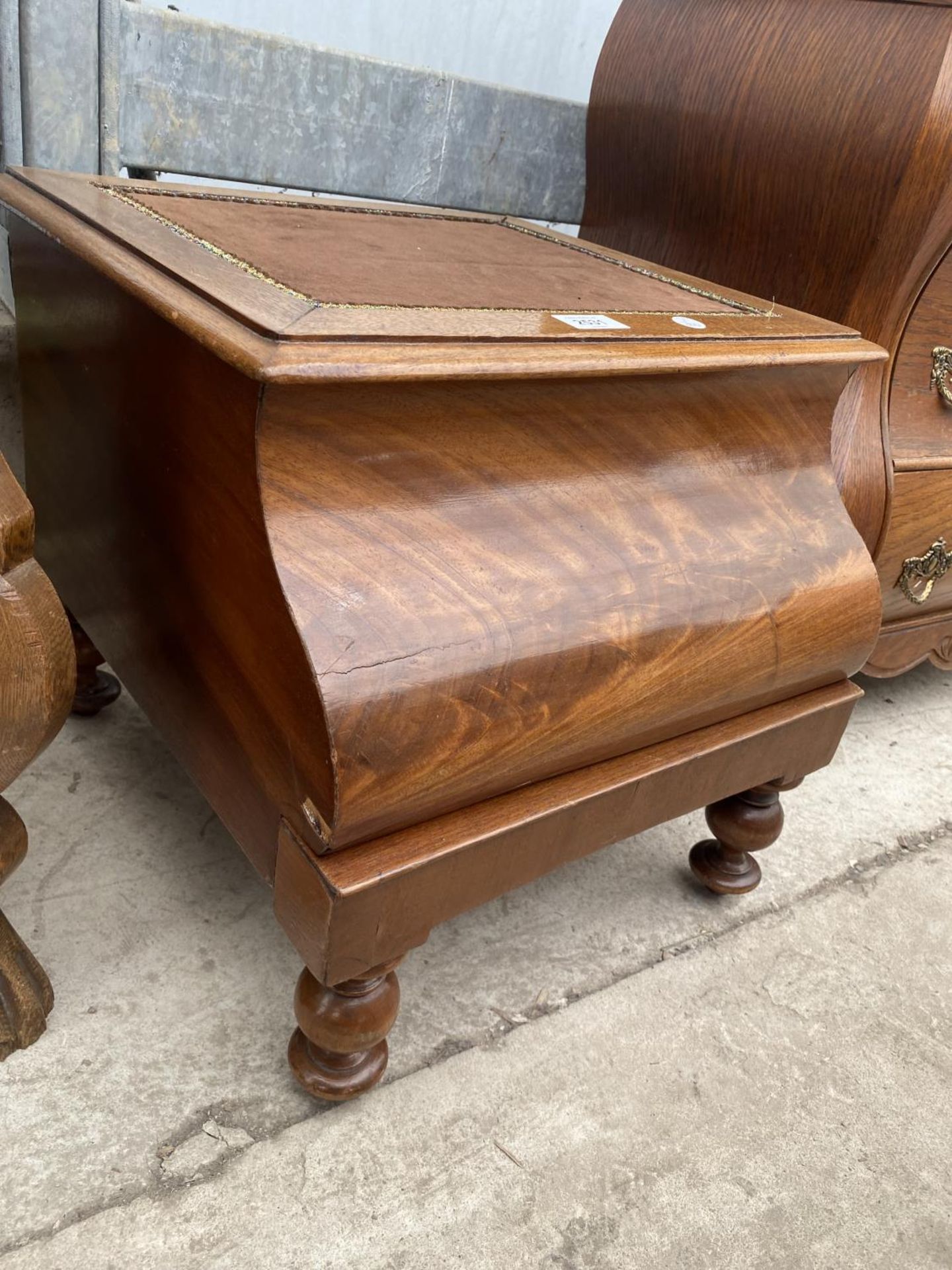 A VICTORIAN MAHOGANY COMMODE WITH CHAMBER POT - Image 2 of 3