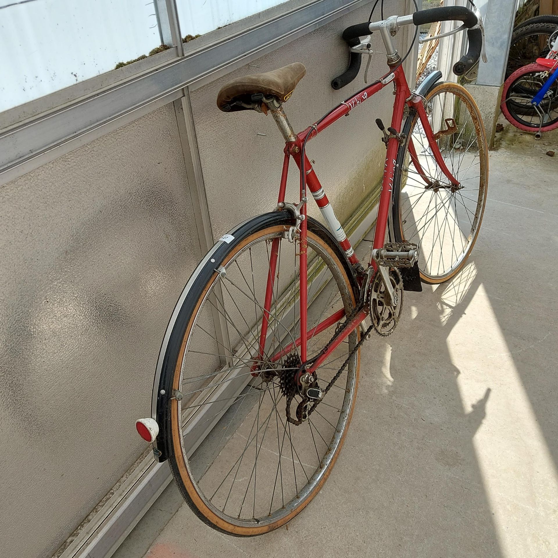 A RETRO VIKING ROAD RACING BIKE WITH 10 SPEED GEAR SYSTEM - Image 2 of 2