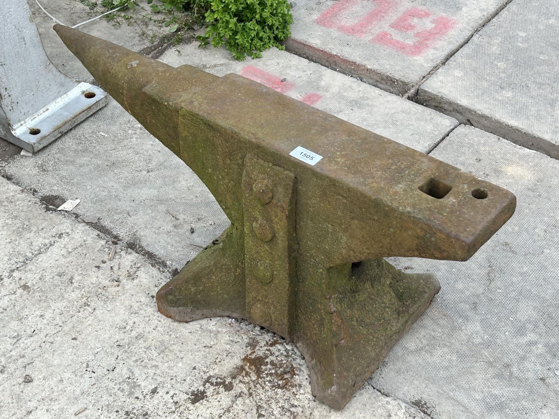 A VINTAGE CAST IRON BLACKSMITHS ANVIL (H:32CM L:74CM) - Image 2 of 4