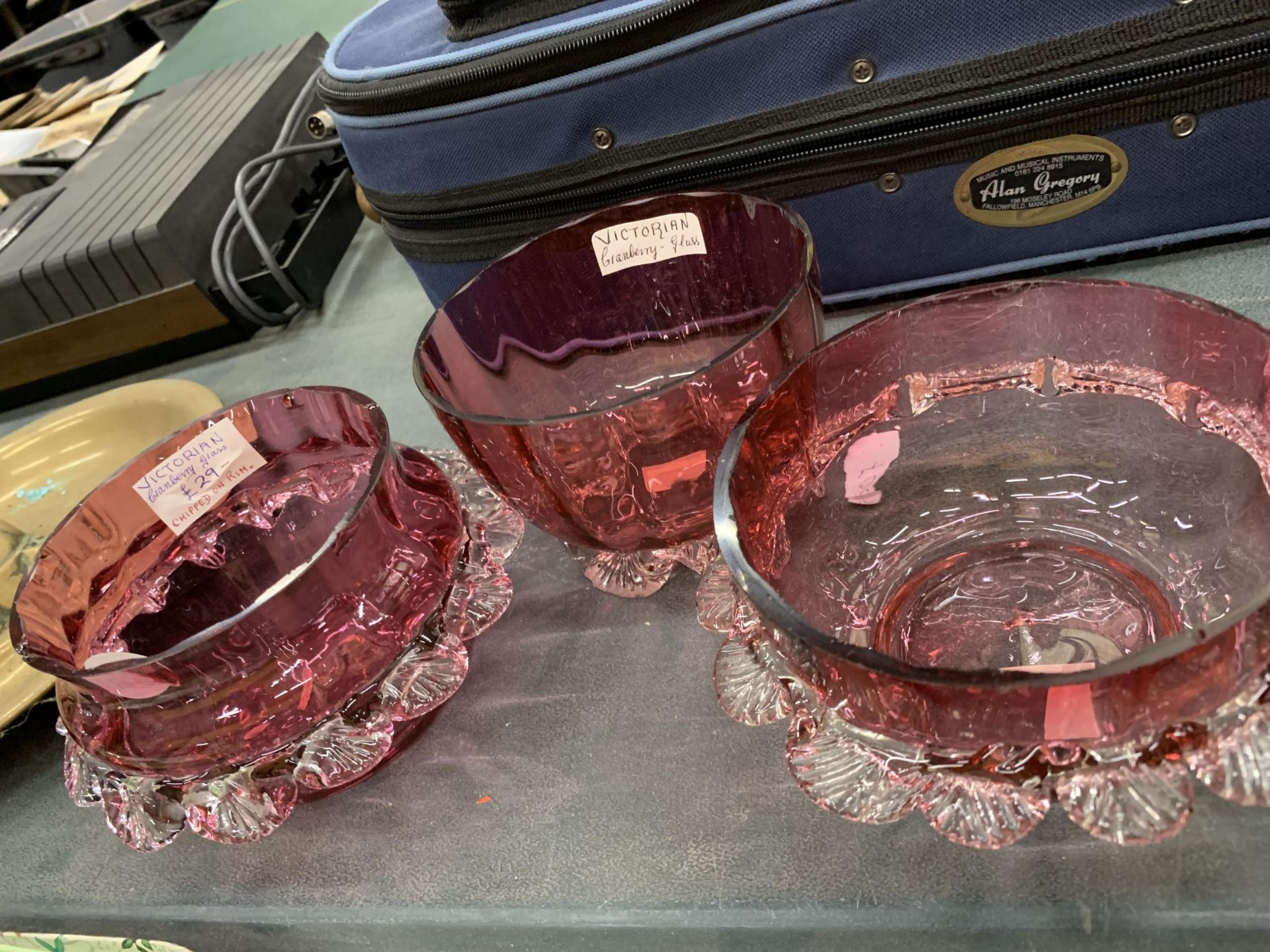 A COLLECTION OF VINTAGE CRANBERRY GLASS BOWLS - Image 2 of 4