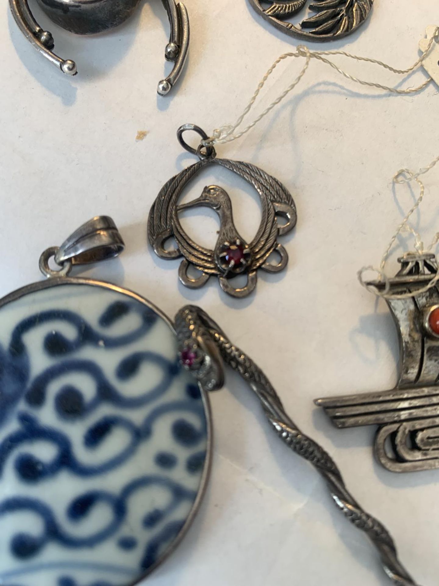SEVEN SILVER ITEMS TO INCLUDE FIVE PENDANTS - Image 4 of 4