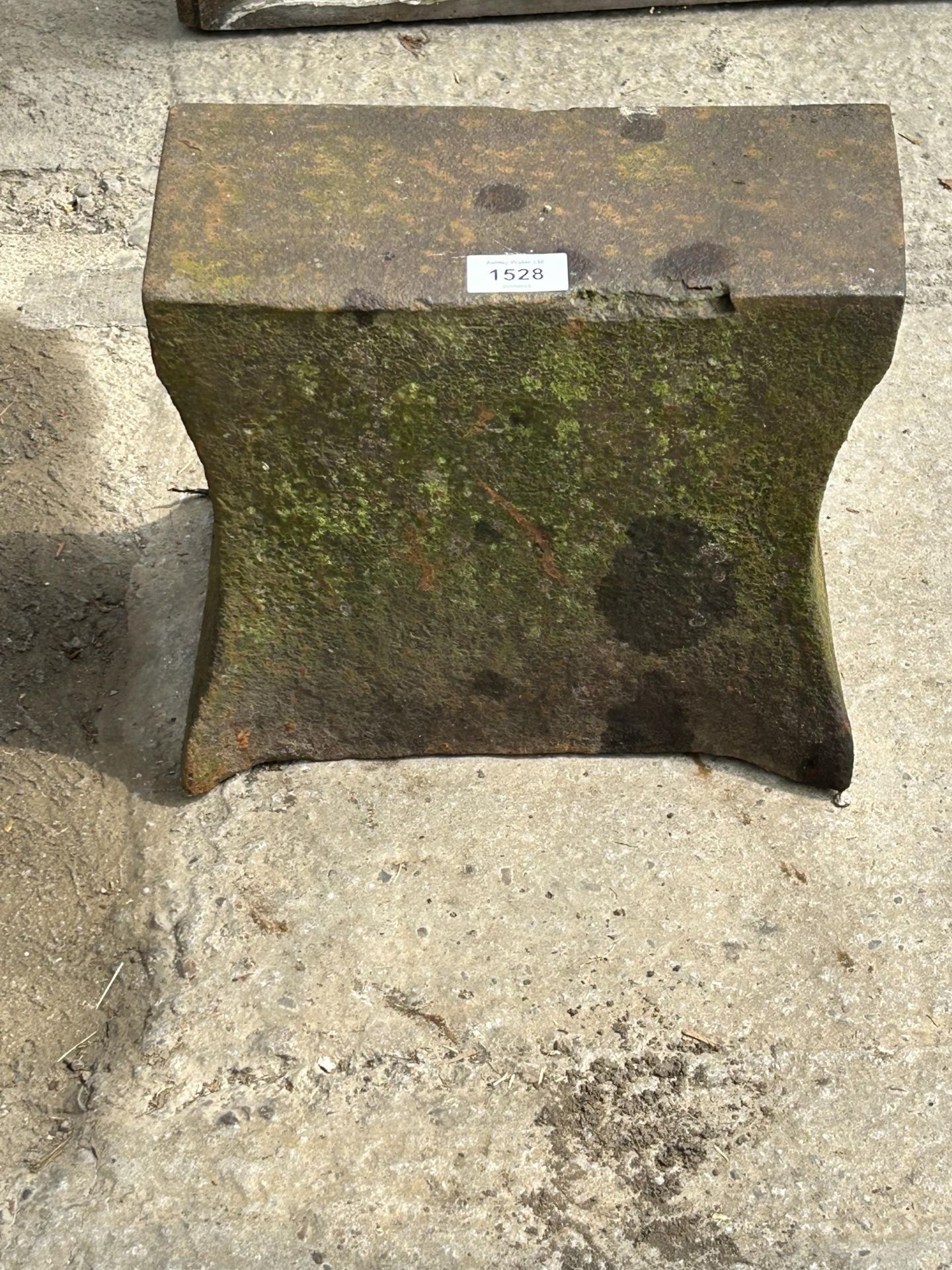 A SMALL VINTAGE CAST IRON SAWYERS BLACKSMITHS ANVIL (H:24CM L:29CM)