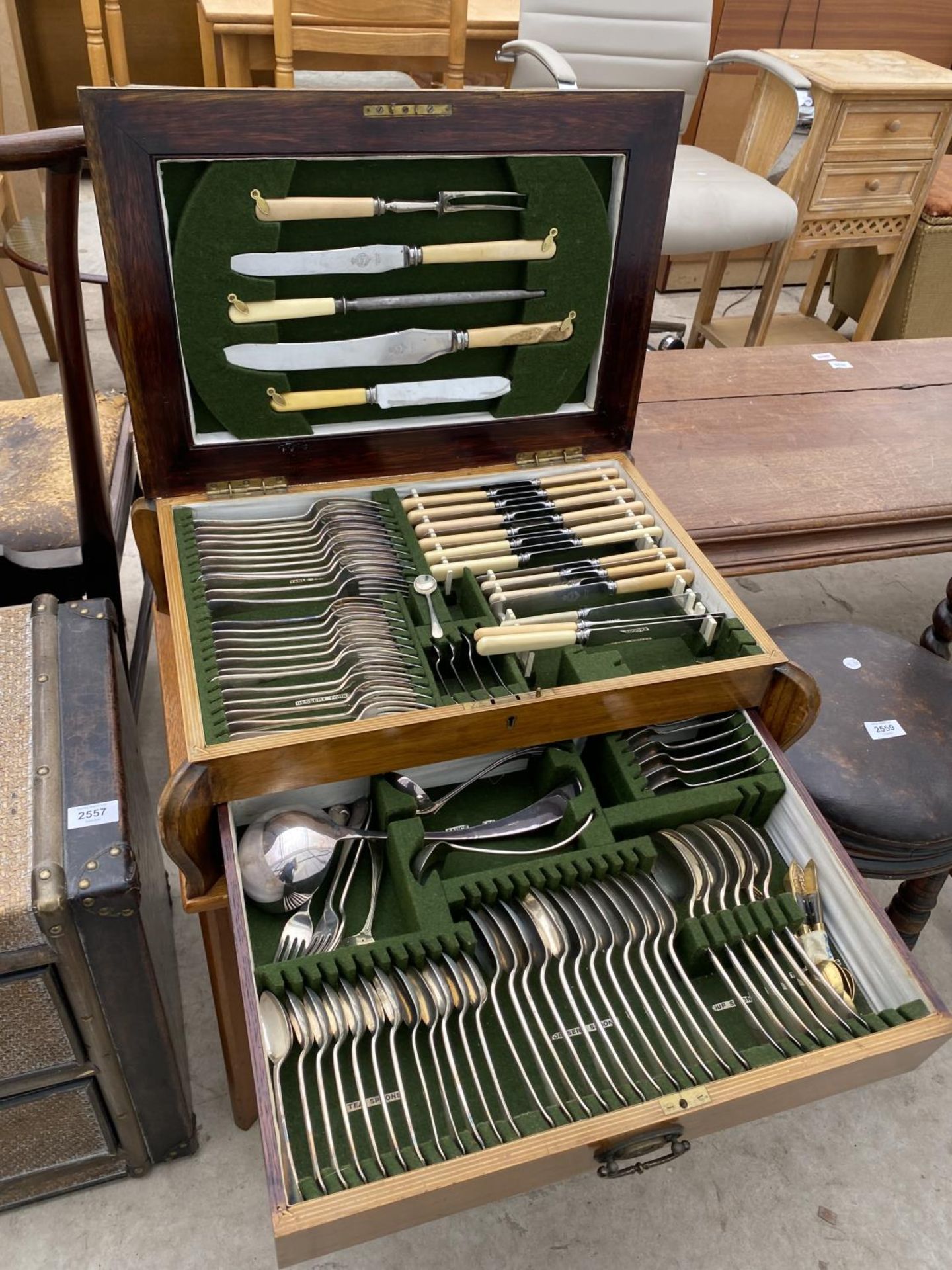 AN EDWARDIAN MAHOGANY CUTLERY CANTEEN ON LEGS WITH MAINLY MARTIN HALL & CO CUTLERY - Image 5 of 8