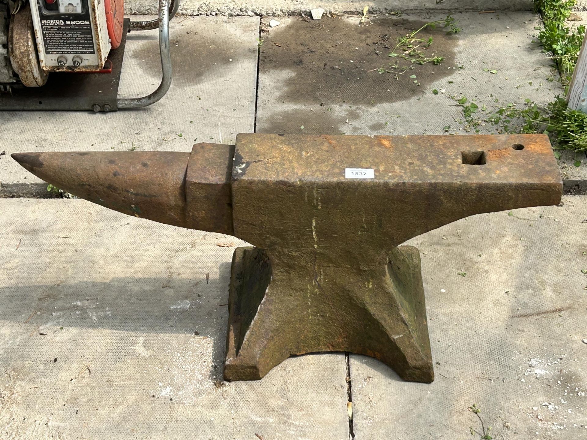 A VINTAGE CAST IRON BLACKSMITHS ANVIL