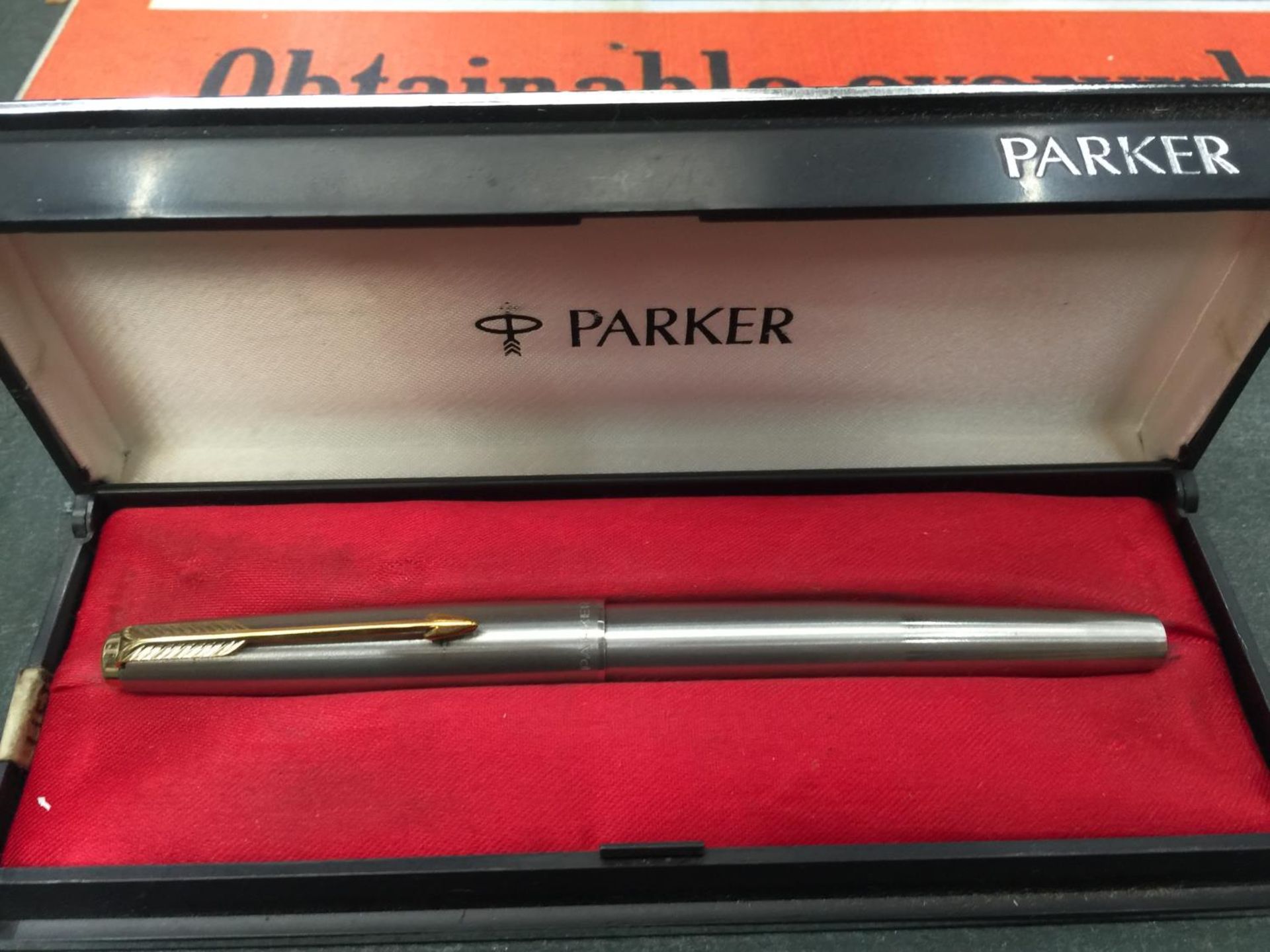 A PARKER FOUNTAIN PEN WITH 14CT GOLD NIB, TWO BOXED PARKER PENS PLUS A CALLIGRAPHY PEN - Image 4 of 5