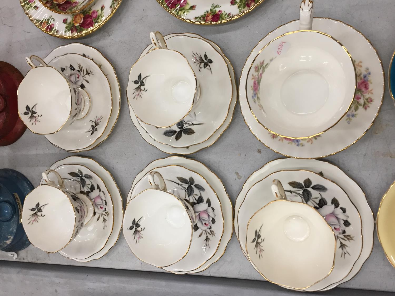 A QUANTITY OF VINTAGE CHINA TRIOS TO INCLUDE ROYAL 'QUEEN'S MESSENGER', 'OLD COUNTRY ROSES', - Image 2 of 4