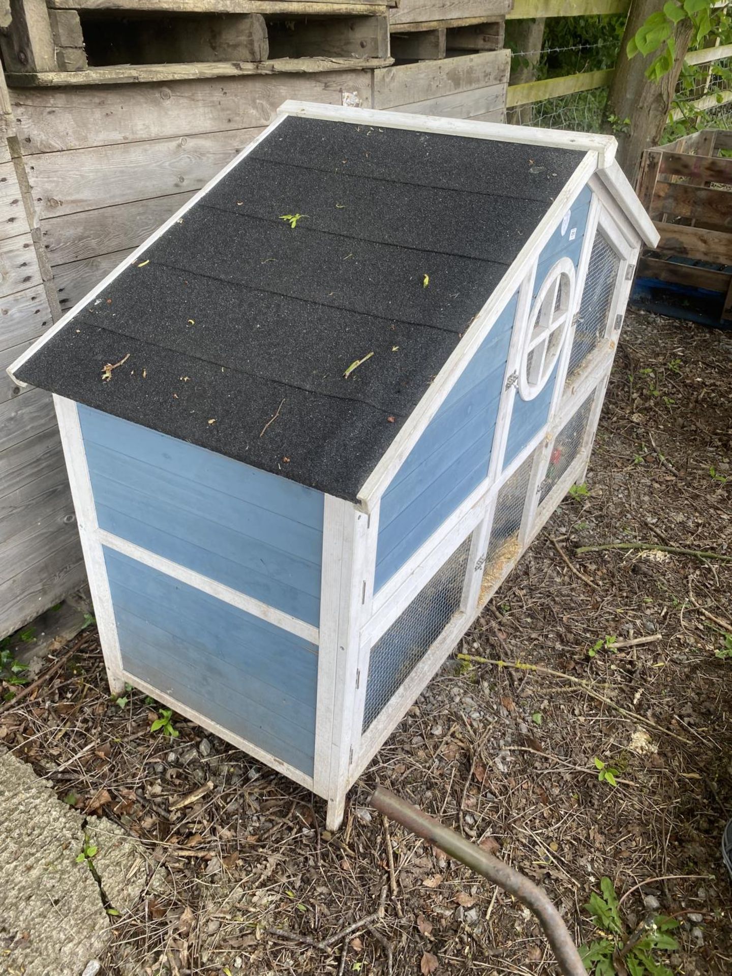 A WOODEN RABBIT HUTCH - Image 2 of 3