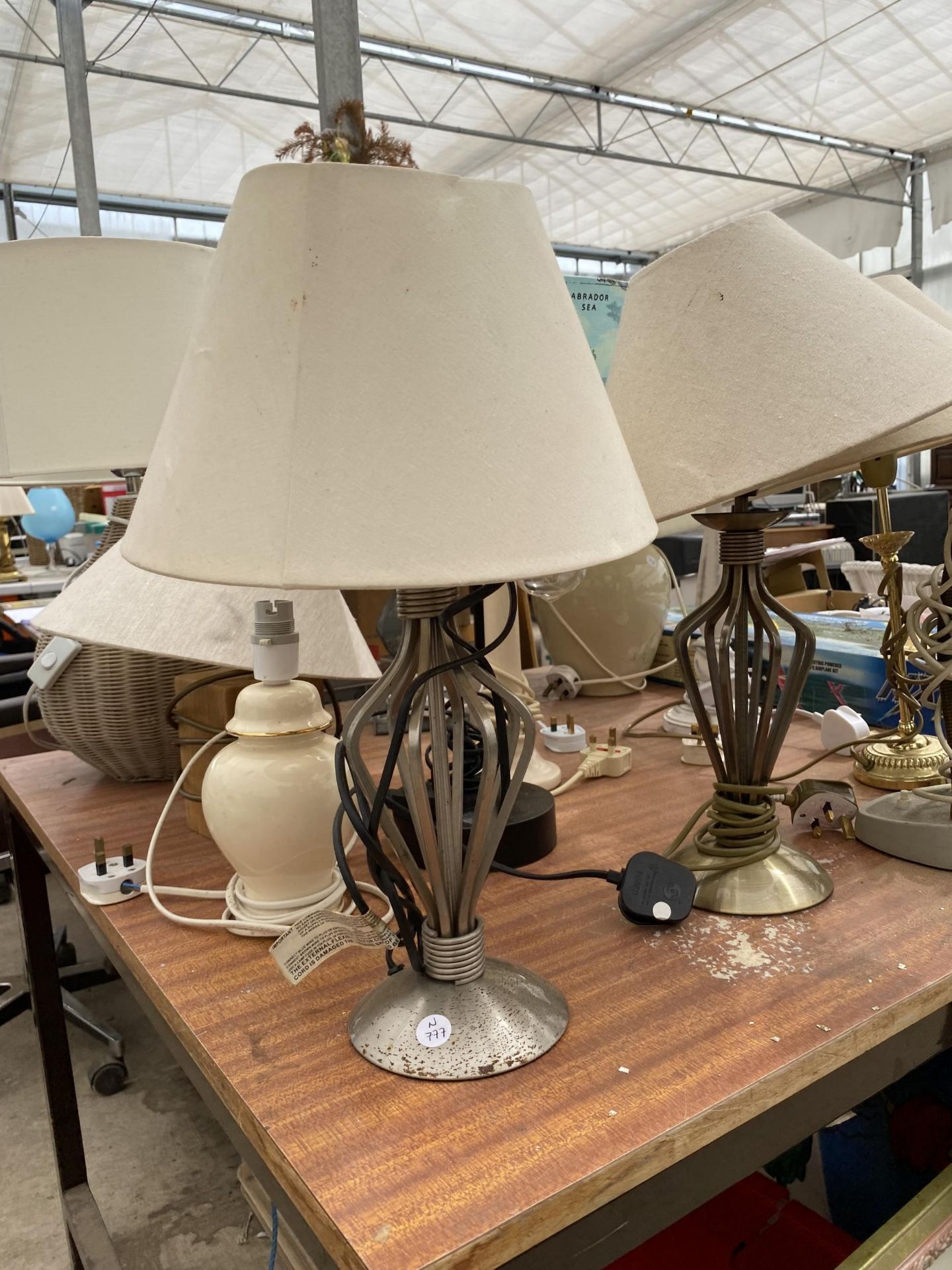 A COLLECTION OF TABLE LAMPS WITH SHADES - Image 3 of 5